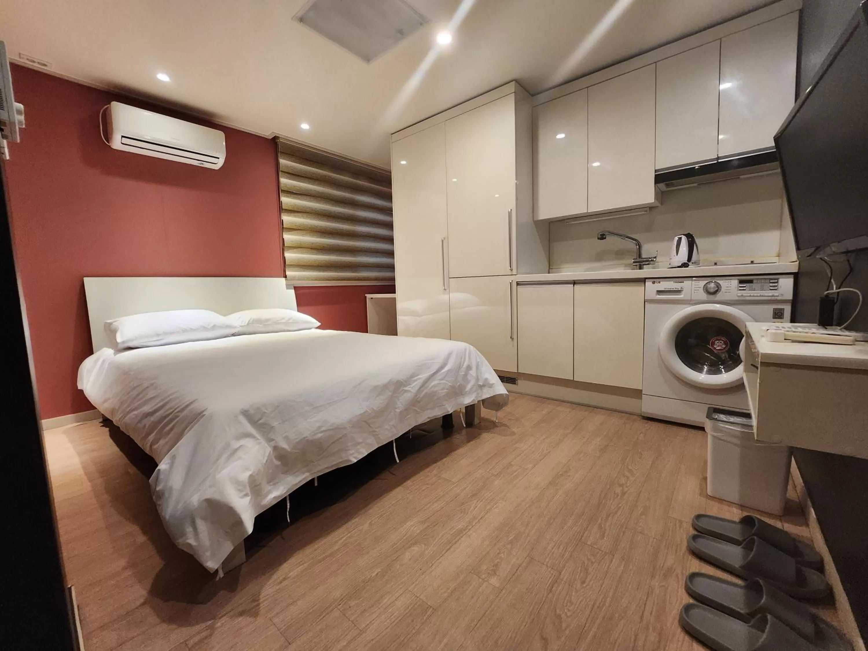 Bed, Kitchen/Kitchenette in Olive hostel R(Residence)