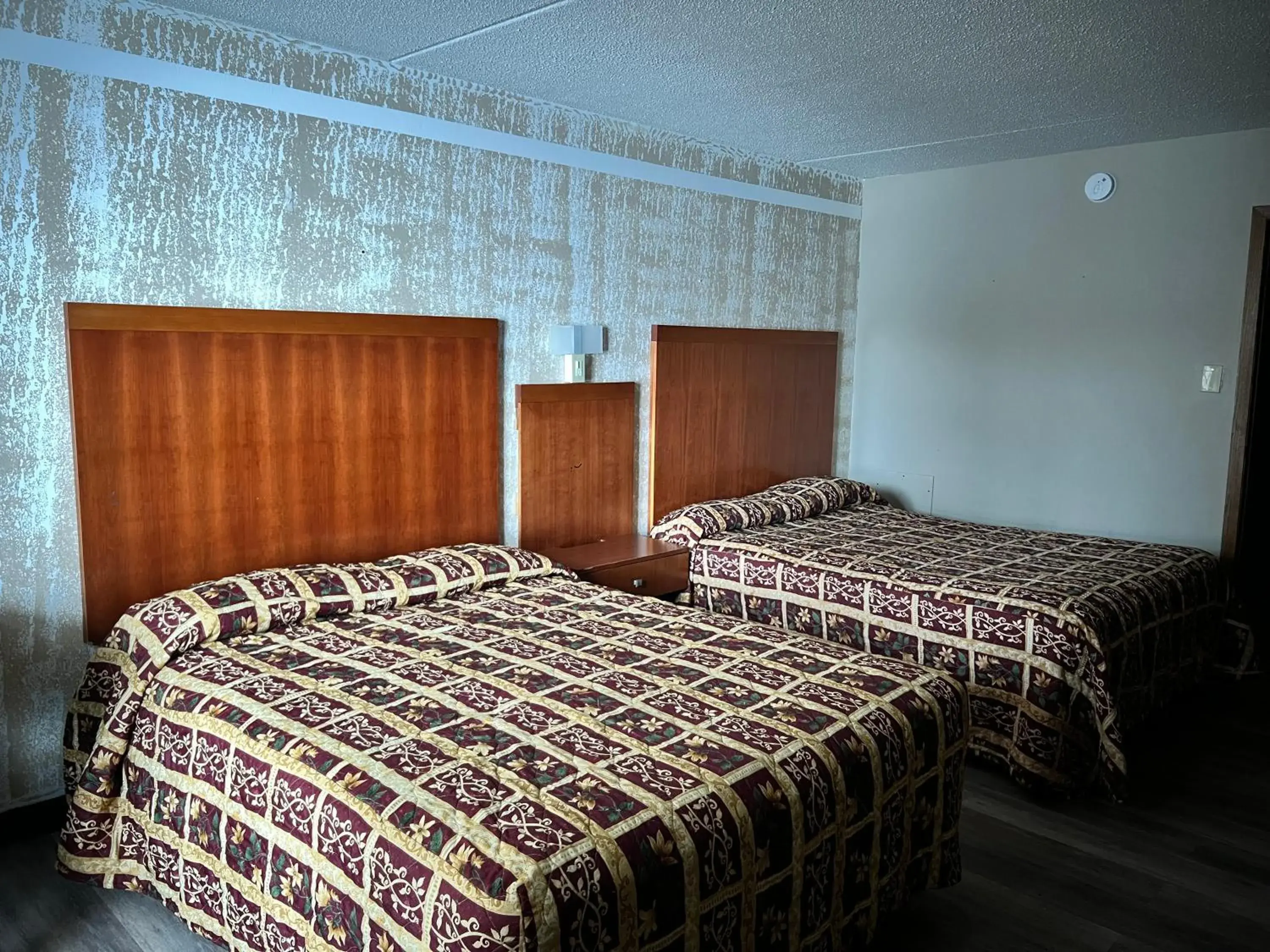 Bedroom, Bed in Devils Lake Inn