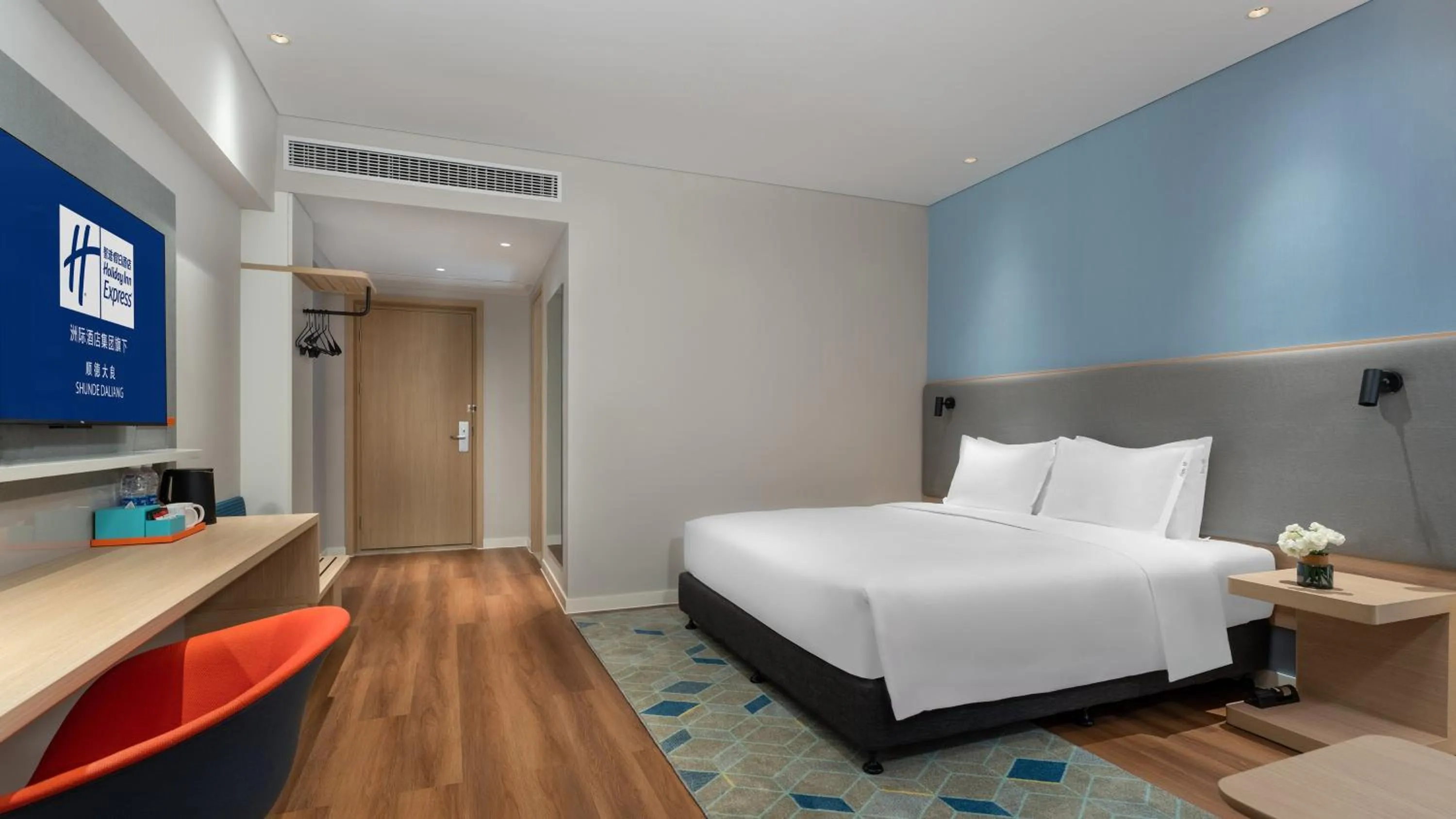 Photo of the whole room, Bed in Holiday Inn Express Shunde Daliang by IHG