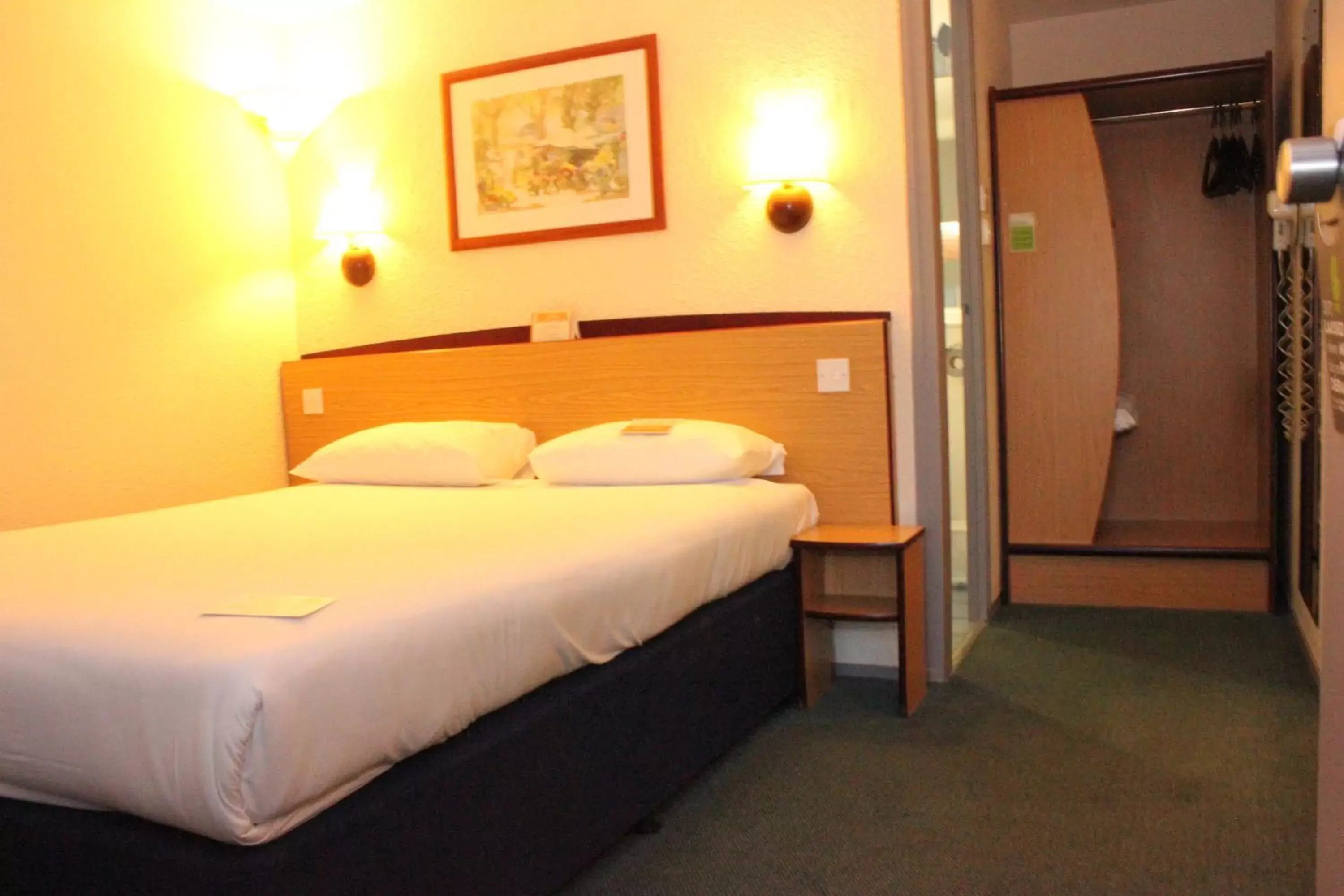 Bedroom, Bed in Campanile Hotel Hull