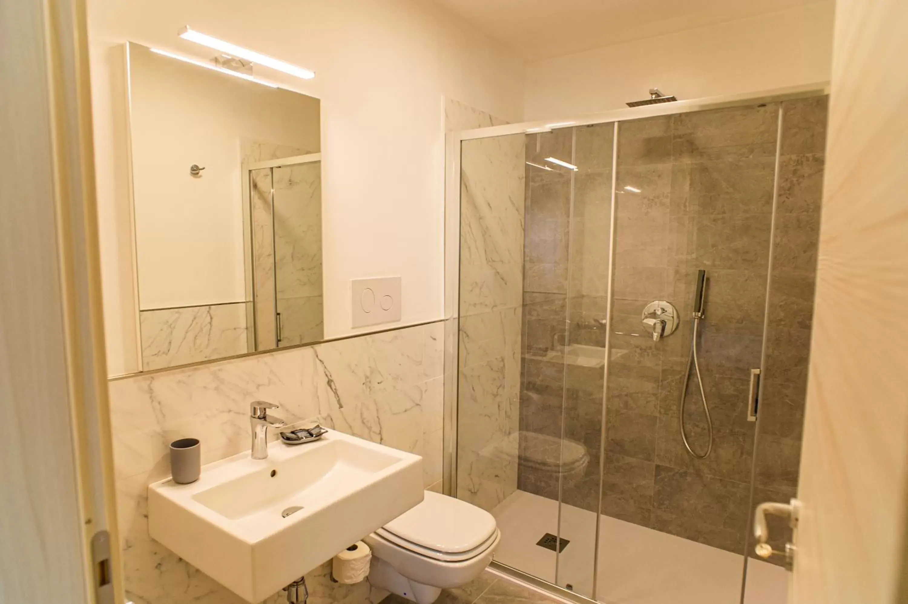 Shower, Bathroom in Historico Loft & Rooms Palazzo Adragna XIX