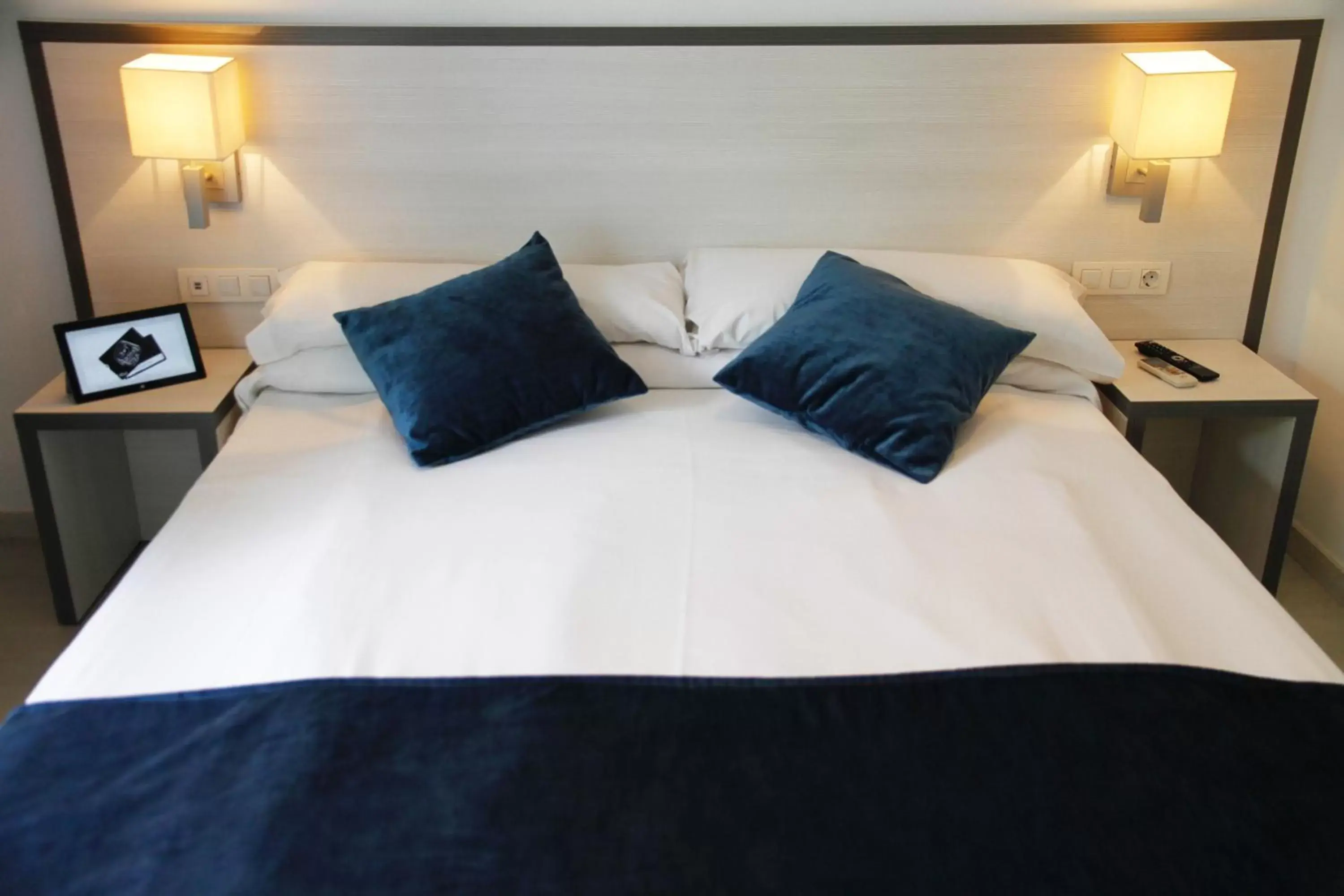 Bedroom, Bed in Parrots Sitges Hotel