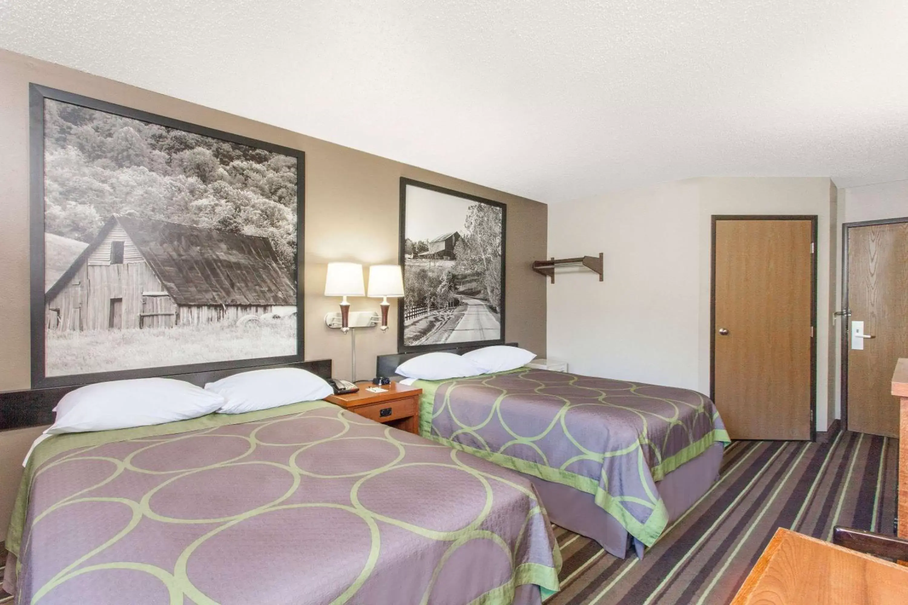 Photo of the whole room, Bed in Super 8 by Wyndham Richlands/Claypool Hill Area Photo of the whole room, Bed in Super 8 by Wyndham Richlands/Claypool Hill Area