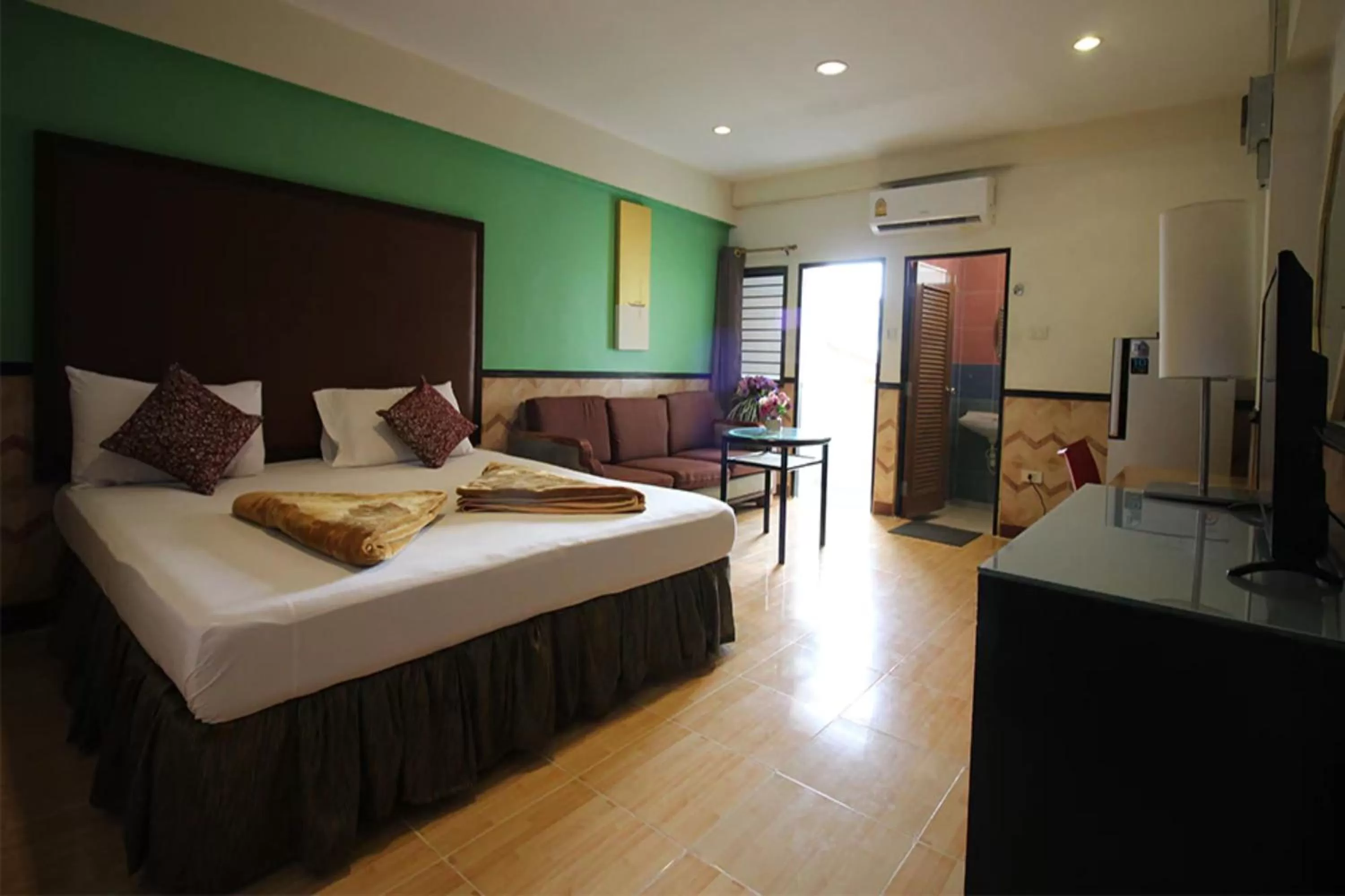 Photo of the whole room, Bed in Kaya Place