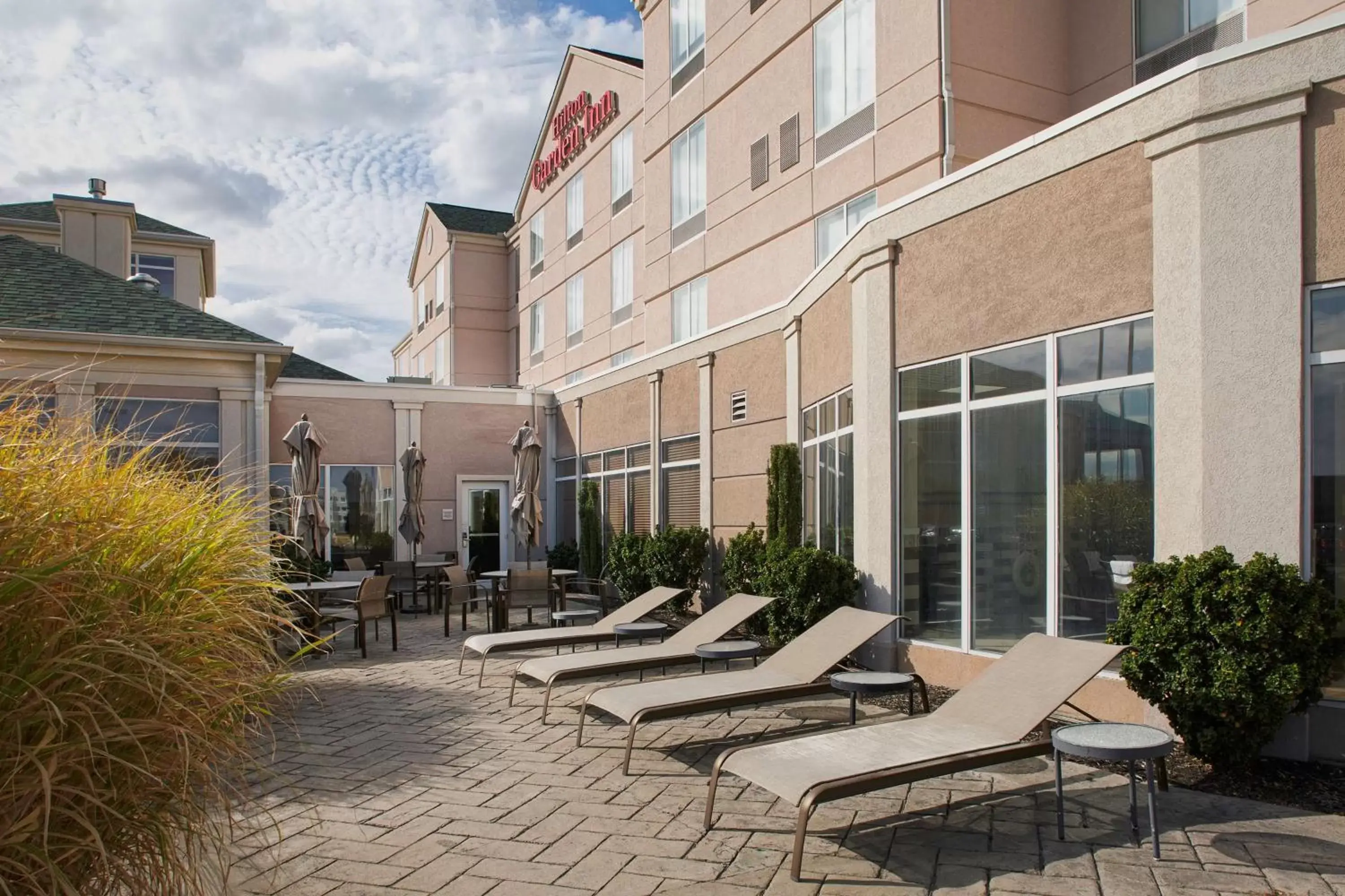 Patio, Property Building in Hilton Garden Inn Jonesboro