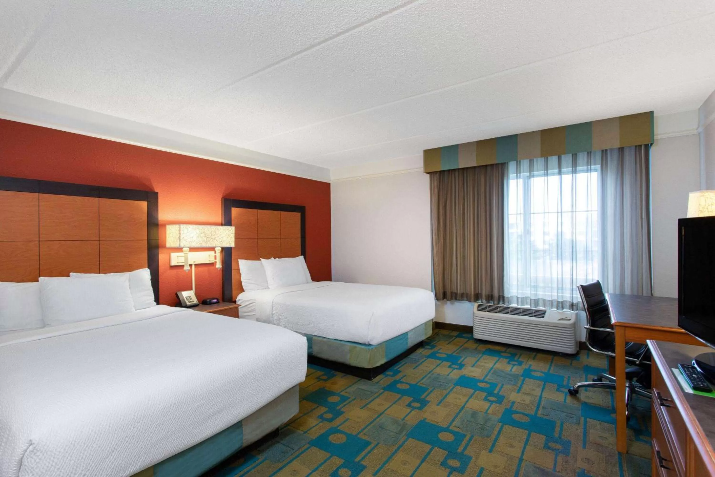 Photo of the whole room, Bed in La Quinta by Wyndham Jacksonville Butler Blvd