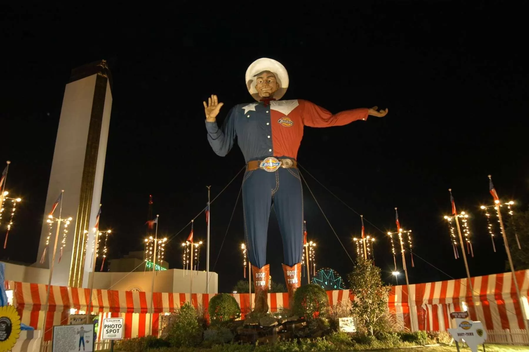 Property building in Embassy Suites by Hilton Dallas Market Center