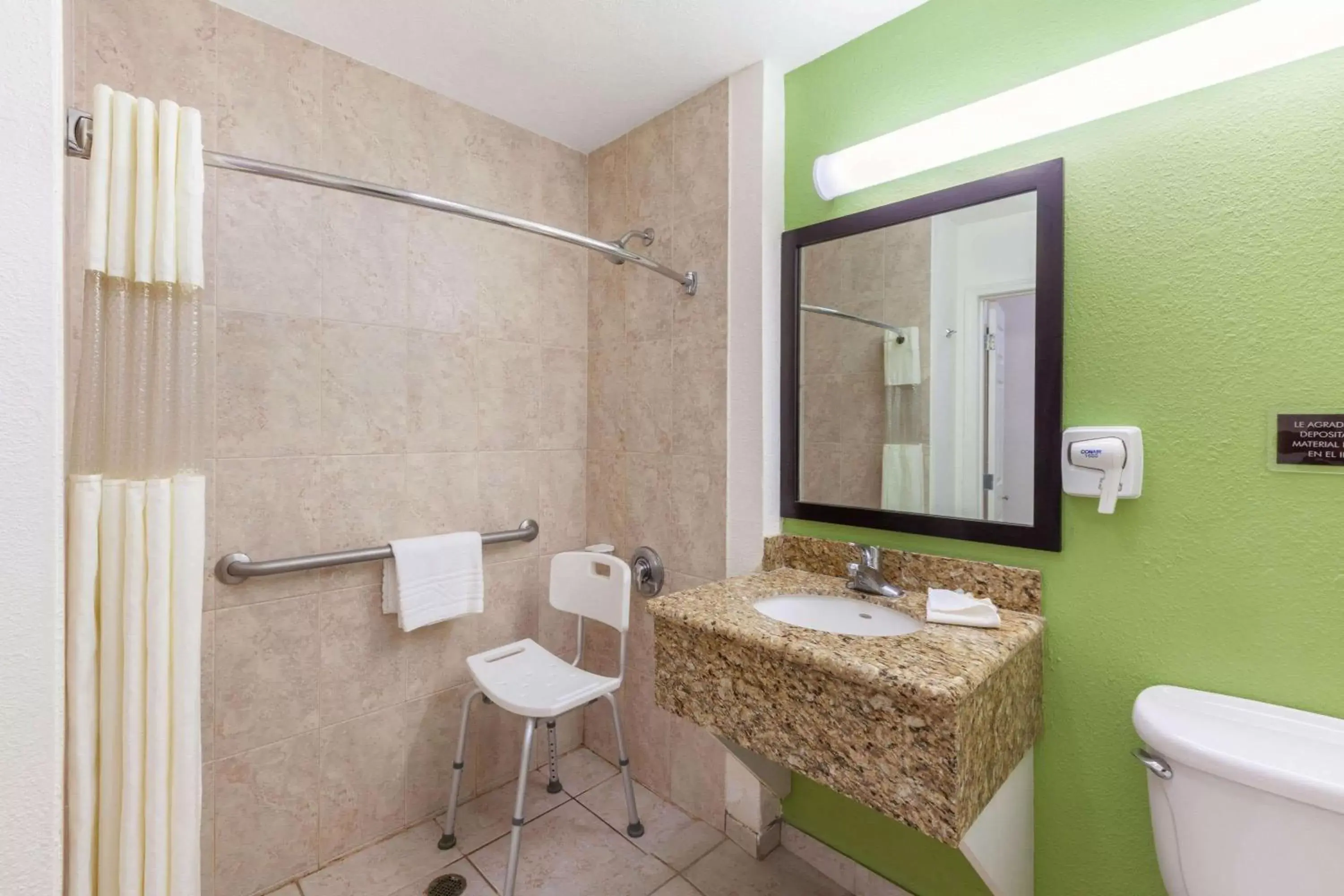 Shower, Bathroom in La Quinta by Wyndham Cd Juarez Near US Consulate