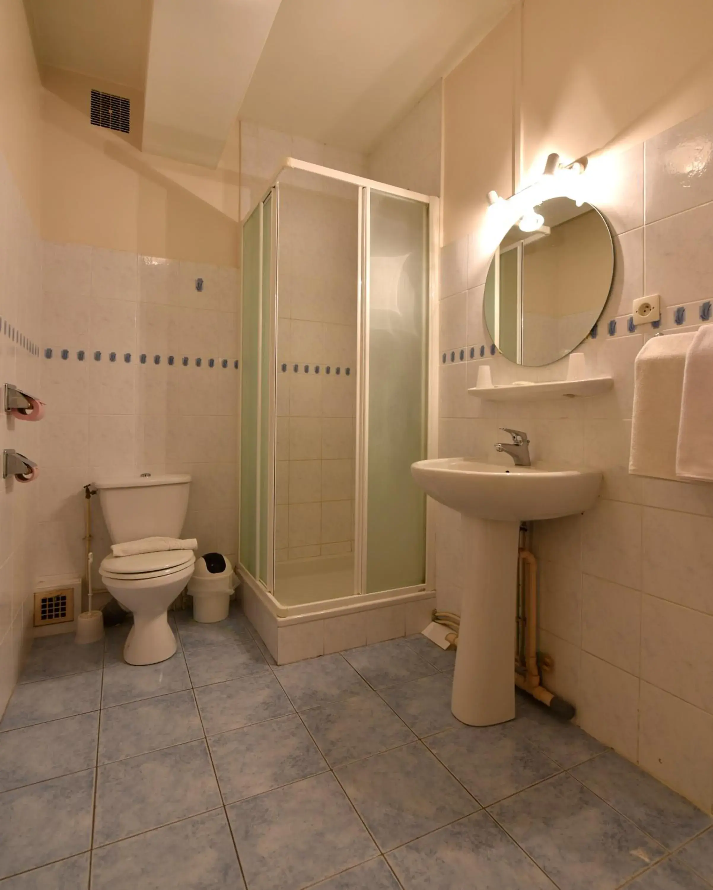 Bathroom in Logis Hôtel Saint Jacques