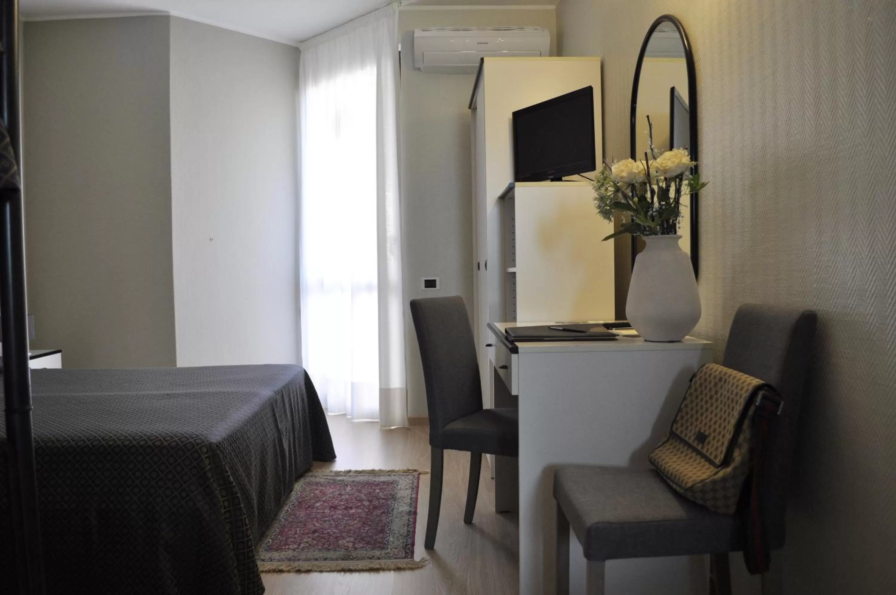 Bedroom, Bed in Hotel Est Piombino