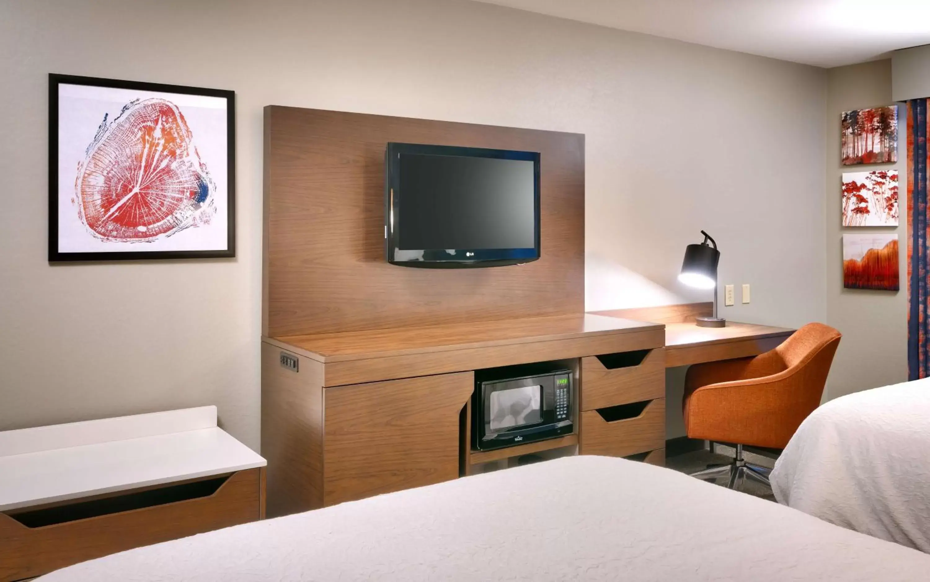 Bedroom, TV/Entertainment Center in Hampton Inn & Suites Show Low-Pinetop