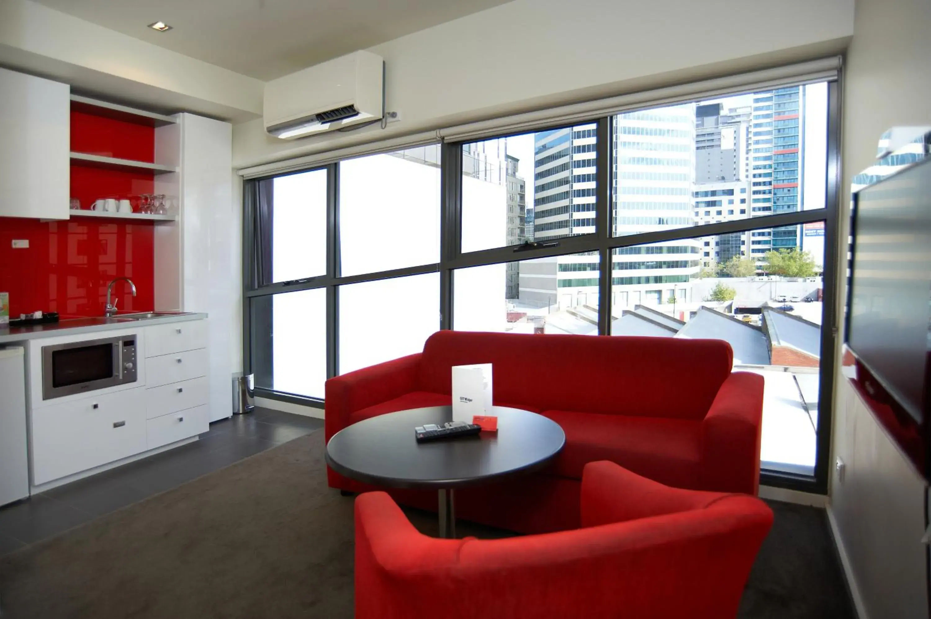 Kitchen or kitchenette, Seating Area in City Edge on Elizabeth Apartment Hotel