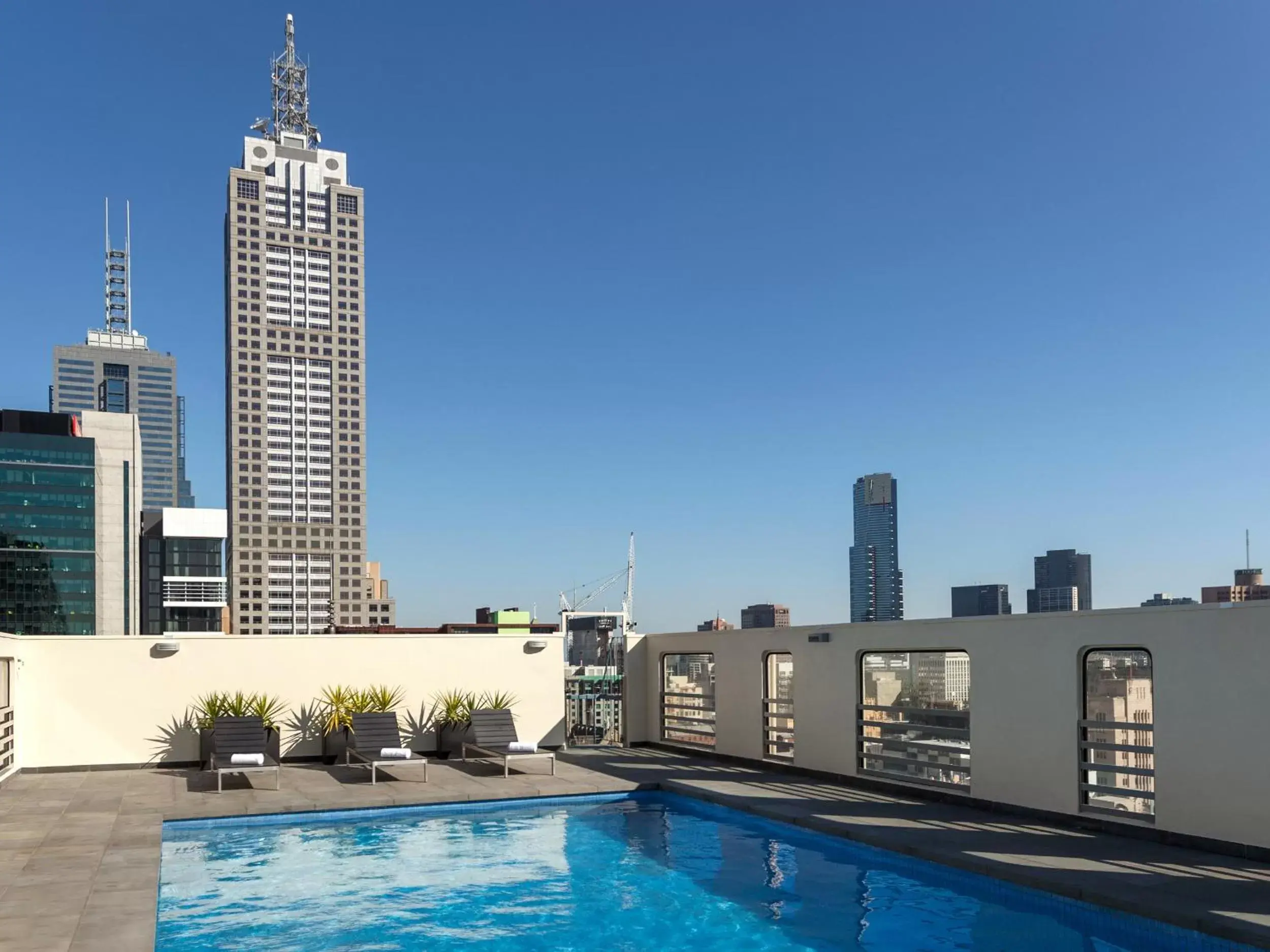 Swimming Pool in Hotel Grand Chancellor Melbourne