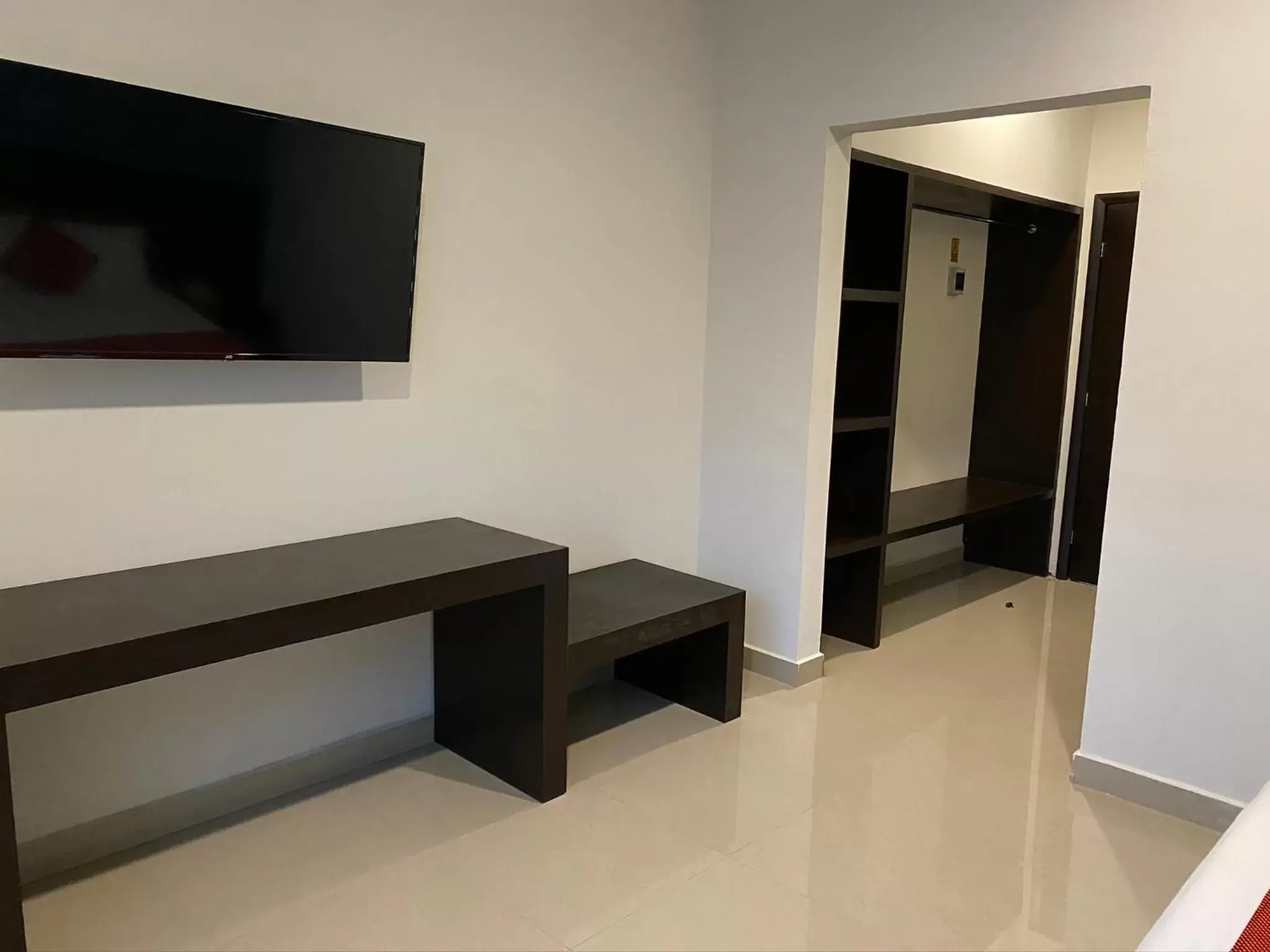 TV and multimedia, TV/Entertainment Center in Hotel Ambra