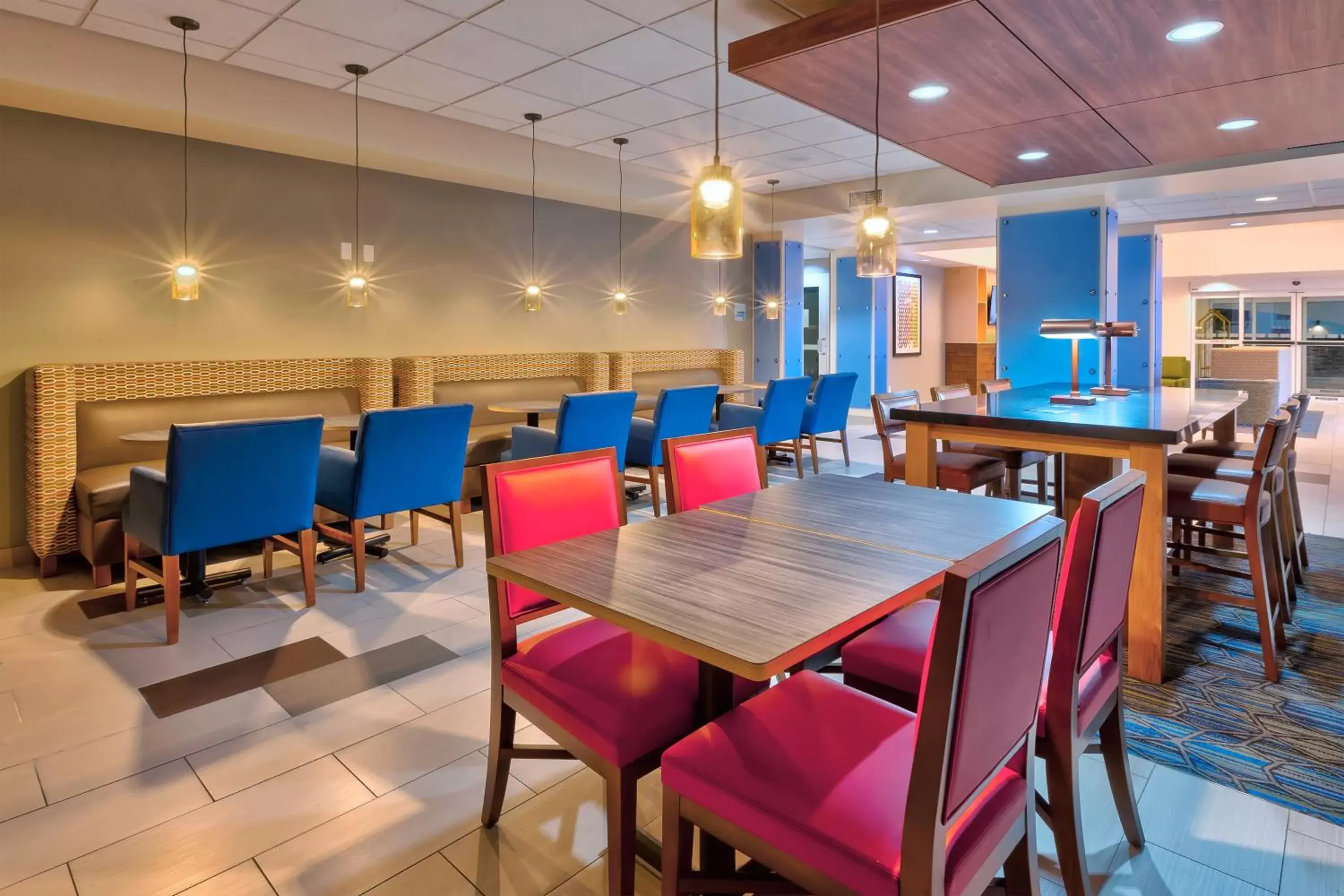 Restaurant/Places to Eat in Holiday Inn Express & Suites - Effingham, an IHG Hotel