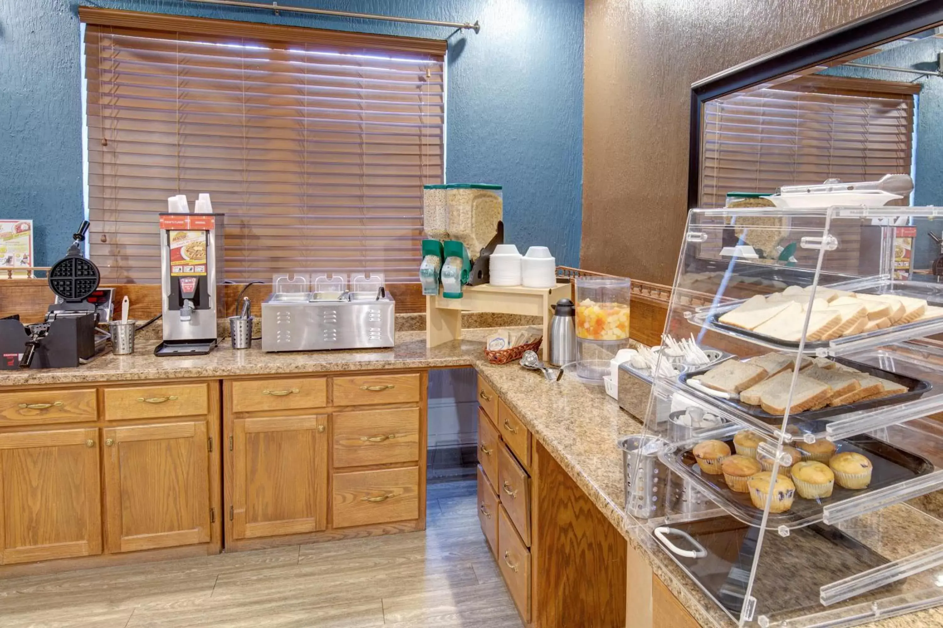 American breakfast, Kitchen/Kitchenette in Southern Oaks Inn