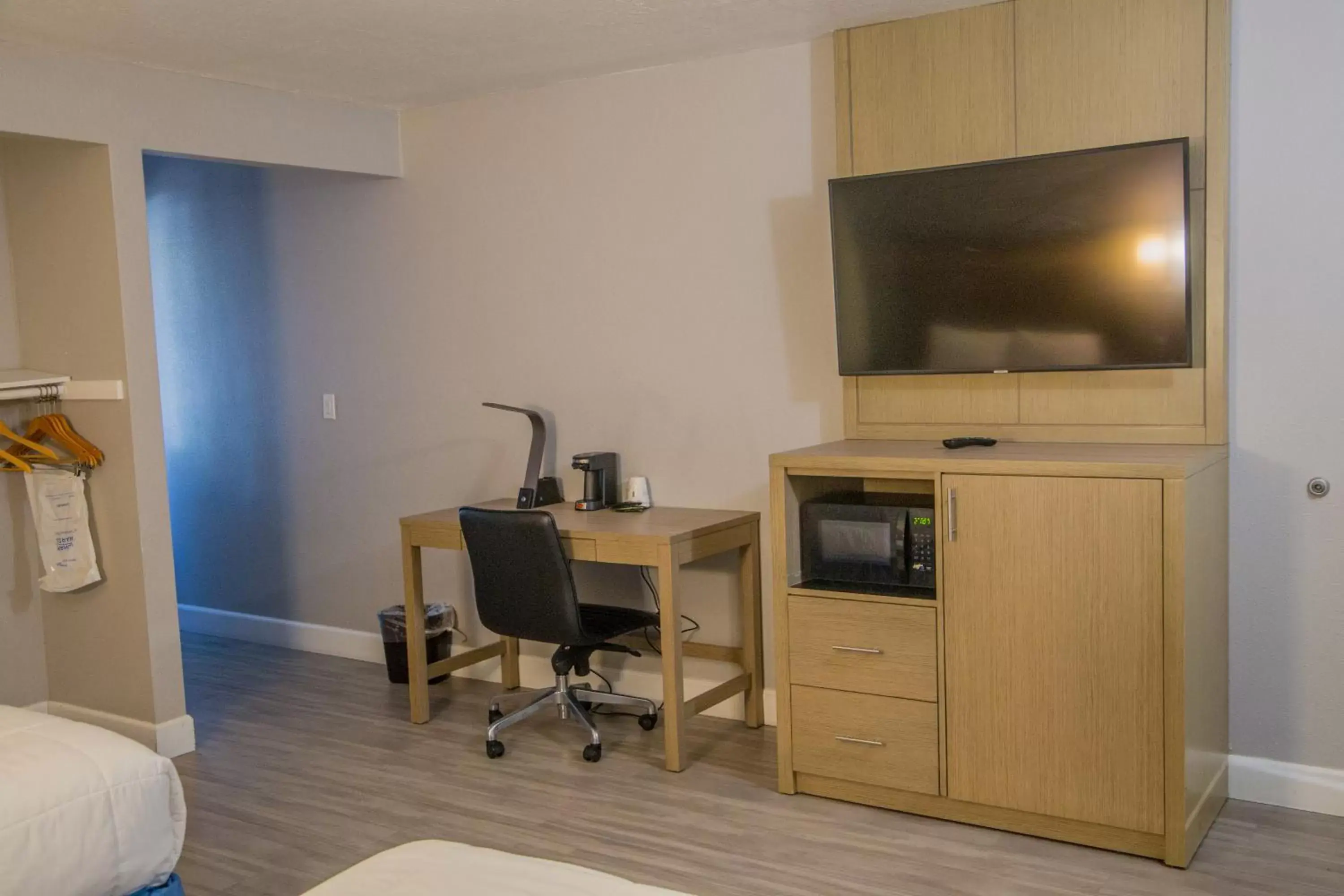 TV/Entertainment Center in Days Inn by Wyndham Redwood City