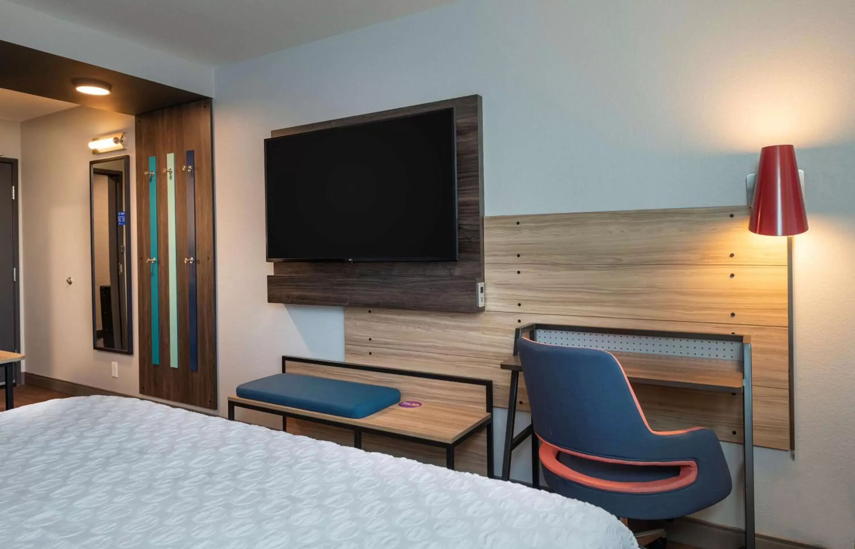 Bedroom, TV/Entertainment Center in Tru By Hilton Phoenix Glendale Westgate