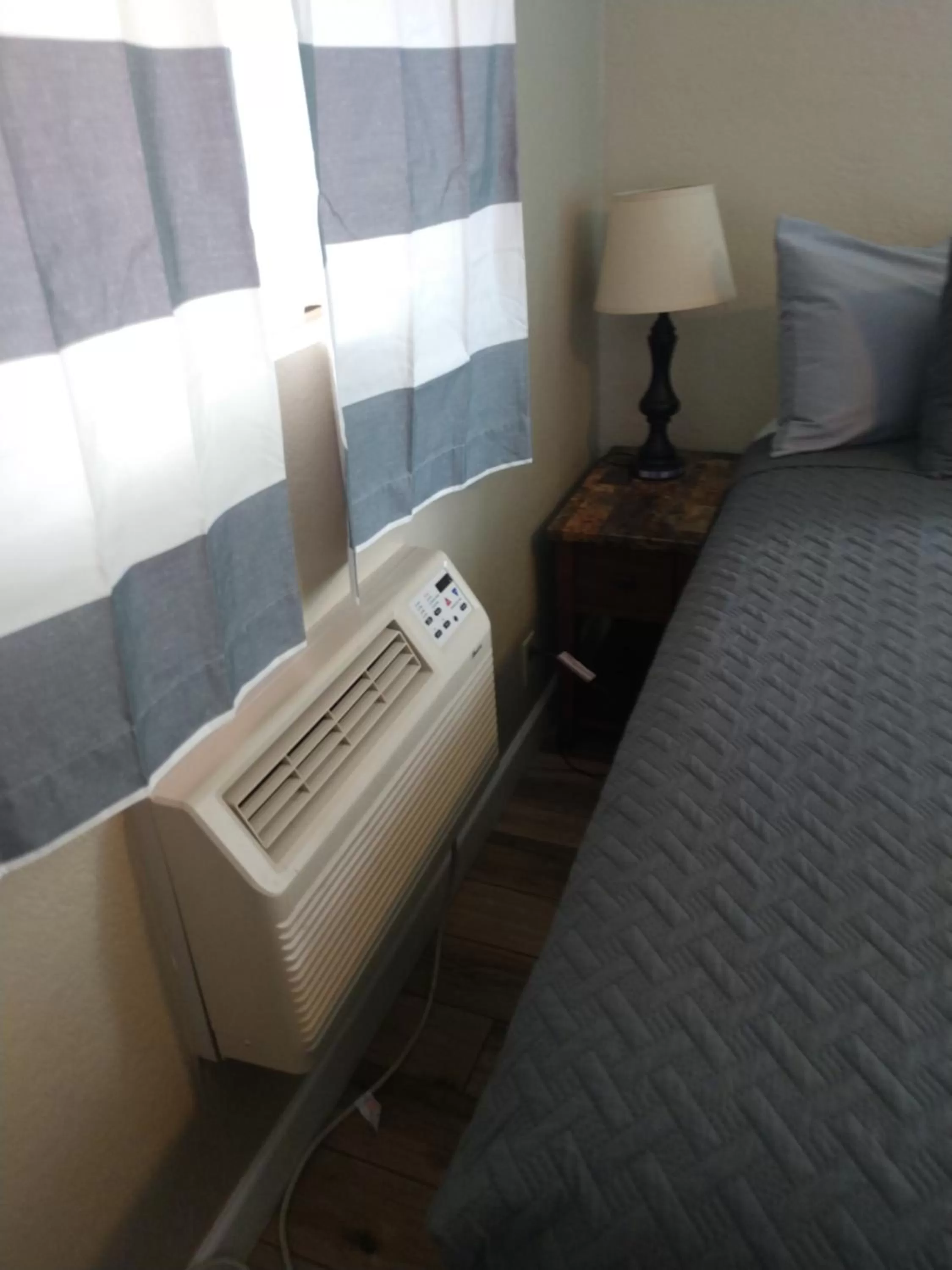 Bed in Red Rock Motel and Dam Motel