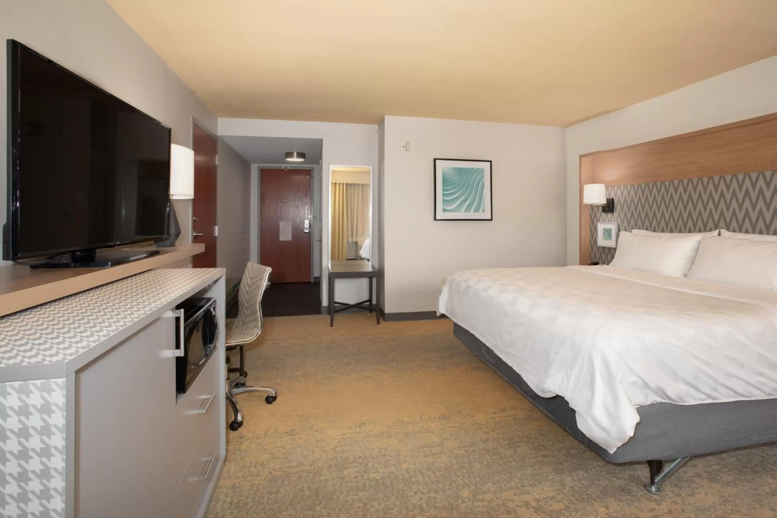 Photo of the whole room, Bed in Holiday Inn Winchester Southeast-Historic Gateway, an IHG Hotel