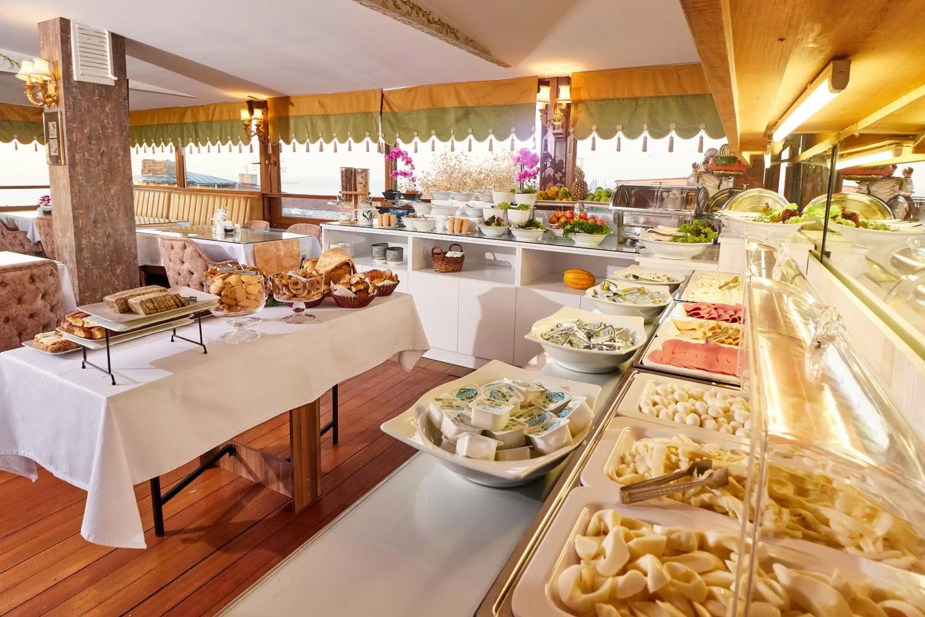 Breakfast, Restaurant/Places to Eat in Alzer Hotel