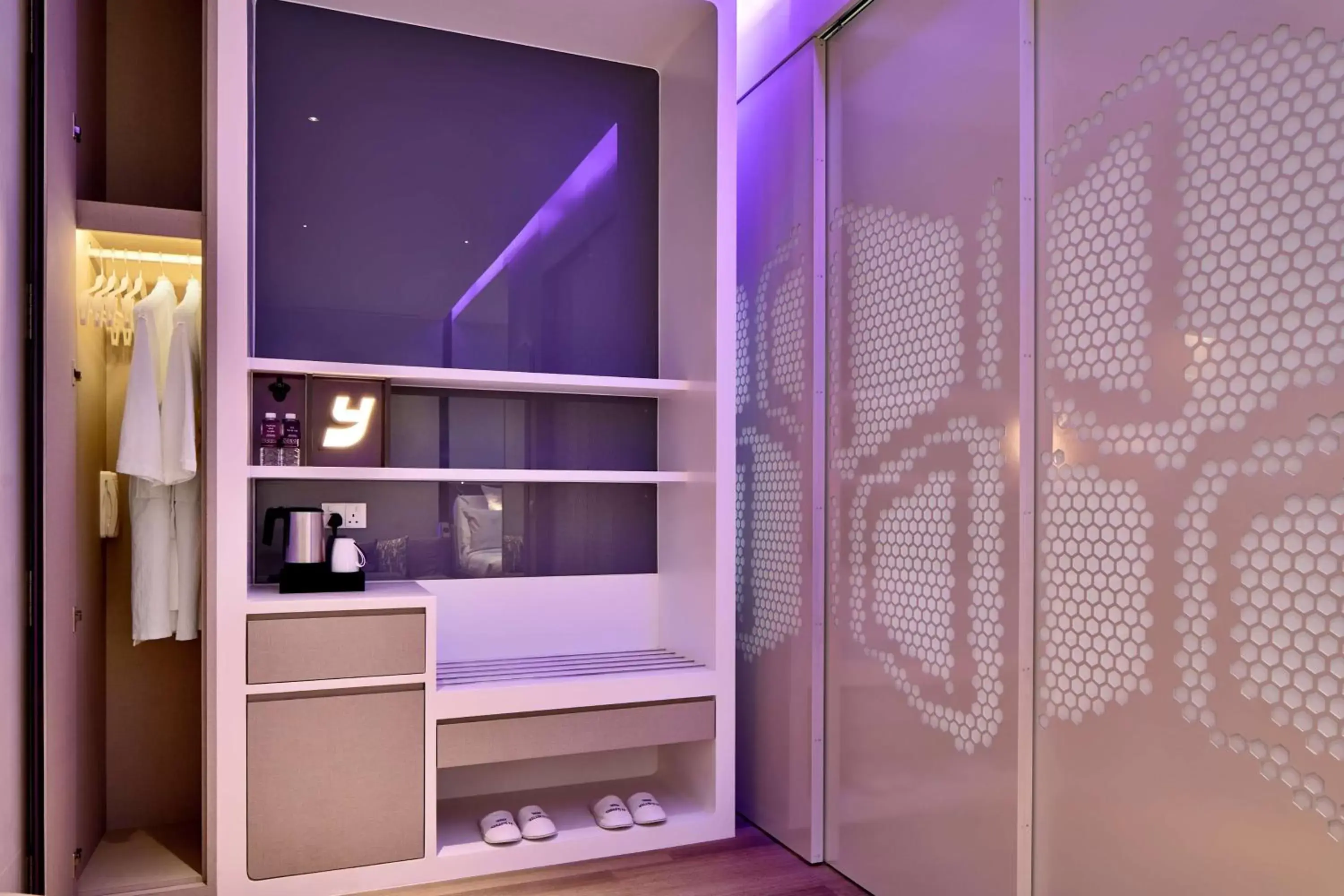 Coffee/tea facilities, TV/Entertainment Center in YOTEL Singapore Orchard Road