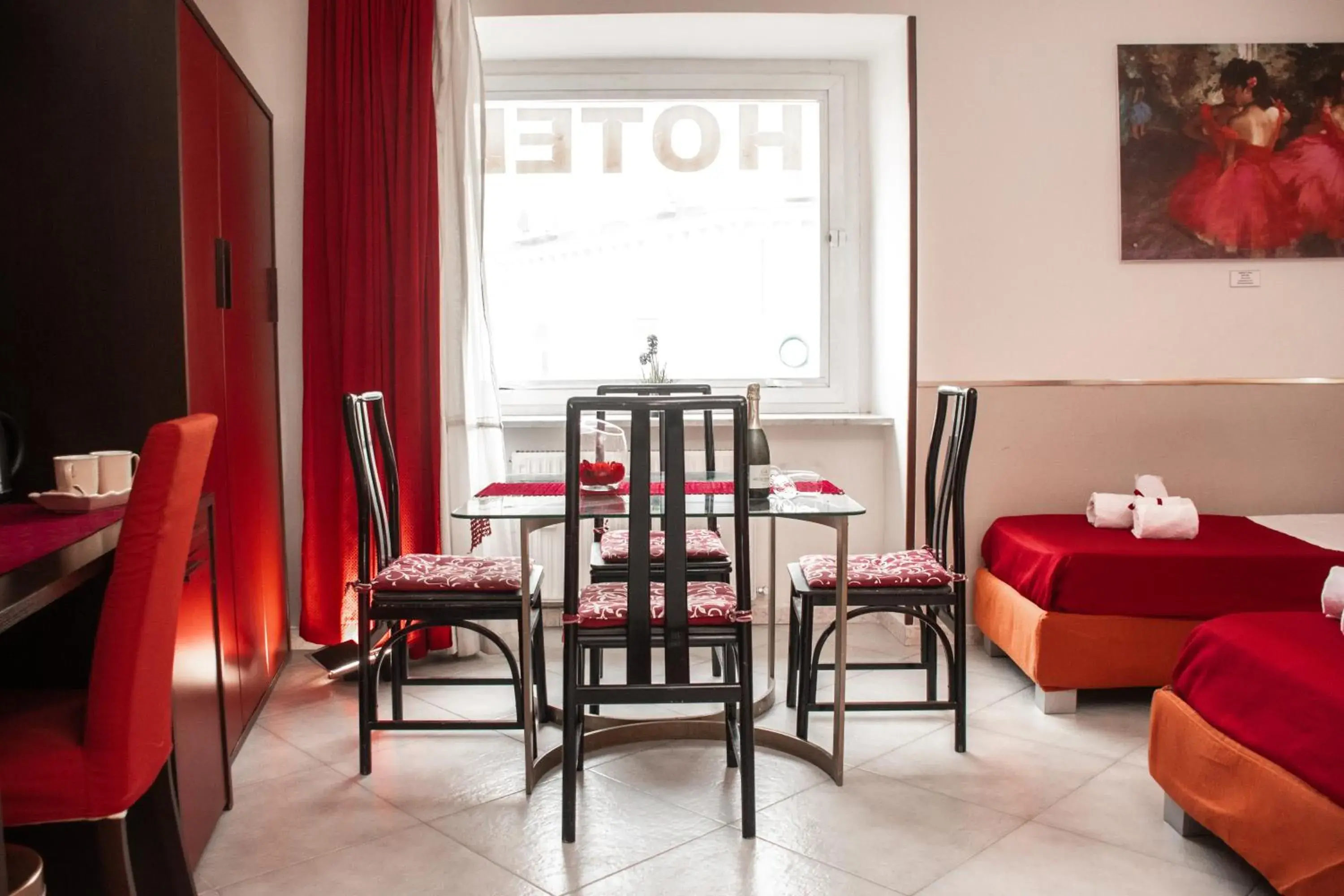 Restaurant/Places to Eat in Hotel Maison Degas