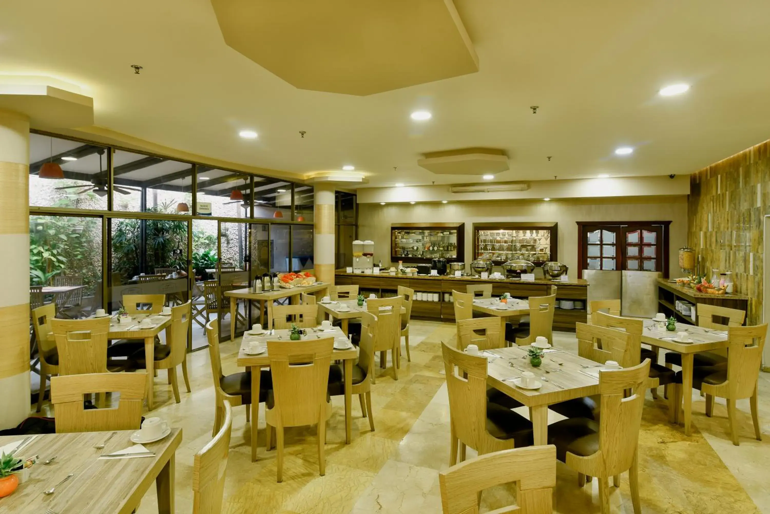 Restaurant/Places to Eat in Howard Johnson Hotel Versalles Barranquilla