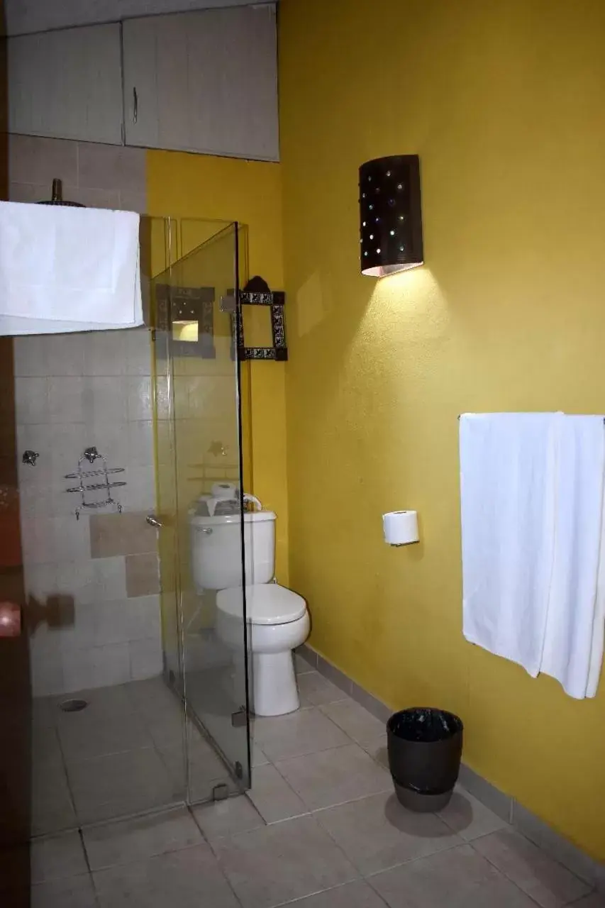 Shower, Bathroom in Hotel Casa Alvarada