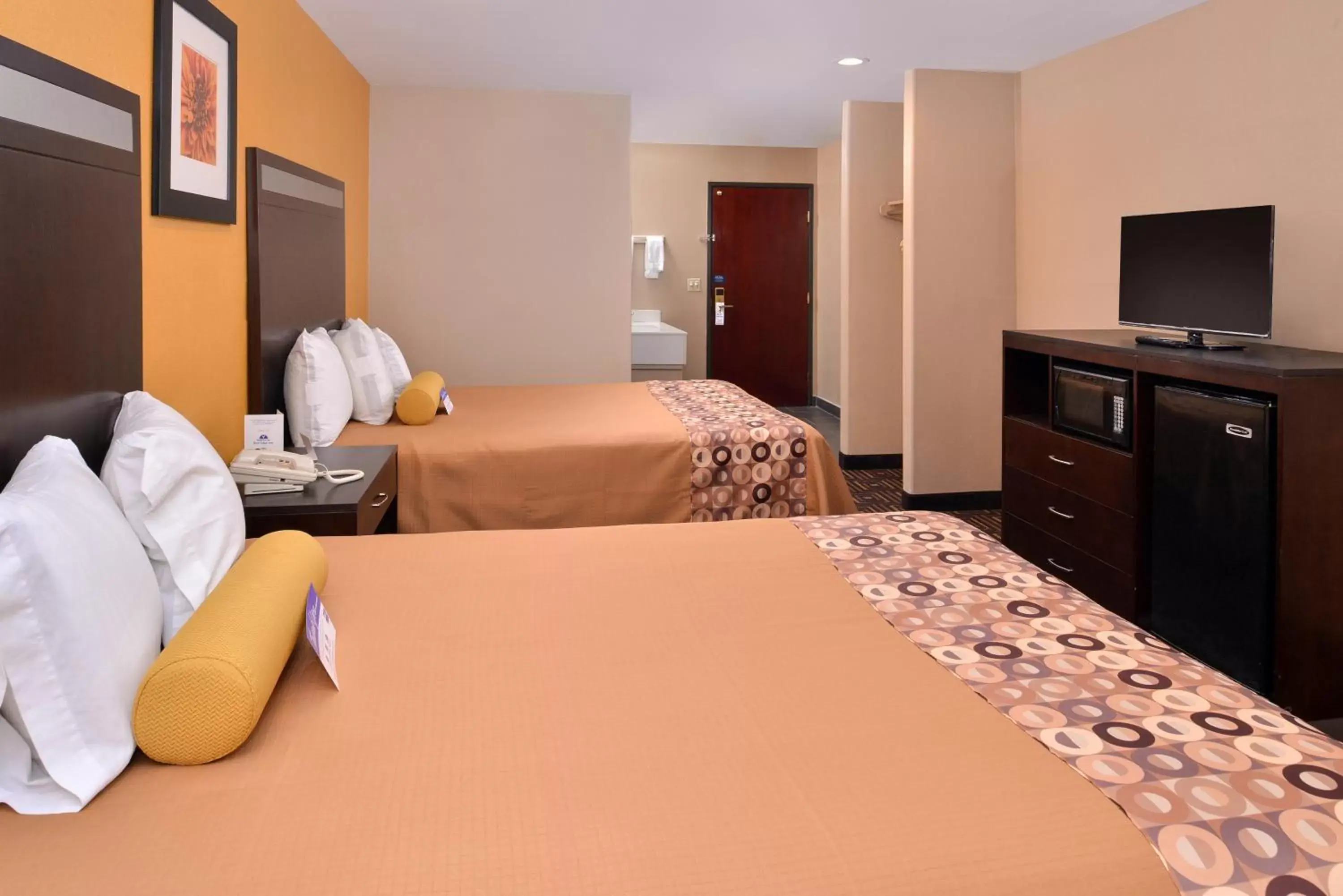 Shower, Bed in Americas Best Value Inn & Suites Madera