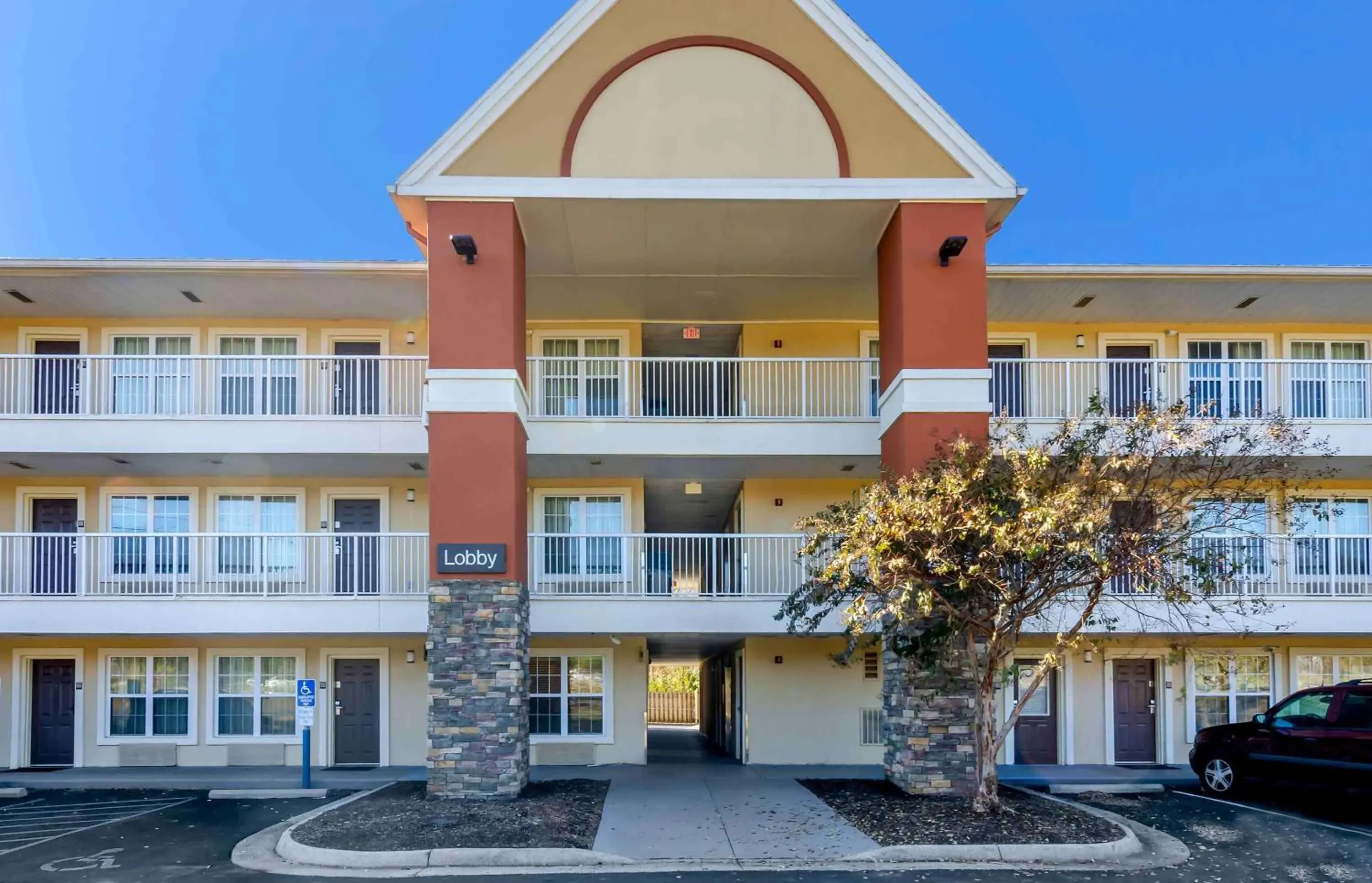 Property building in Extended Stay America Select Suites - Roanoke - Airport Property building in Extended Stay America Select Suites - Roanoke - Airport