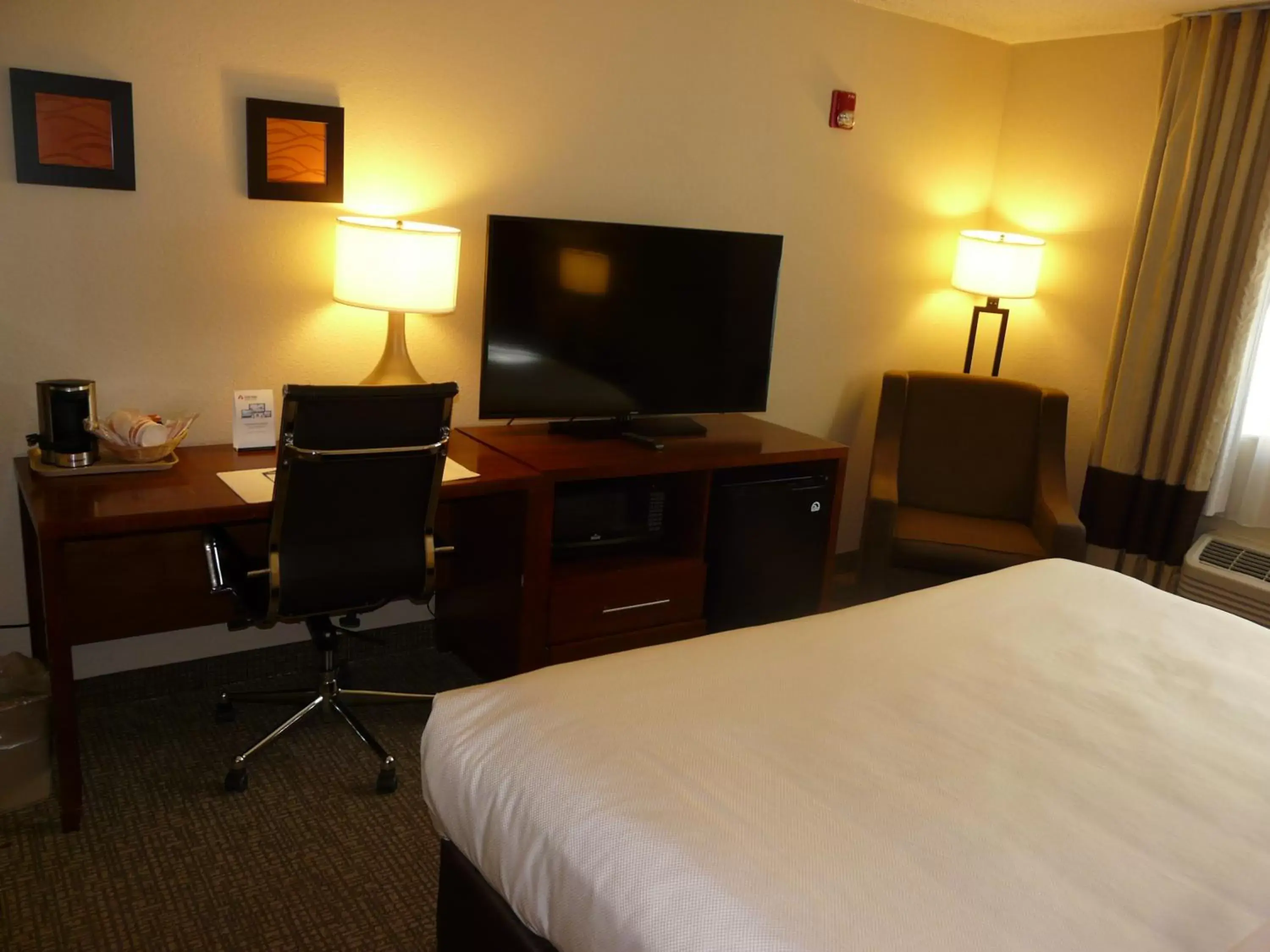 Bedroom, TV/Entertainment Center in Comfort Inn Fort Myers Northeast