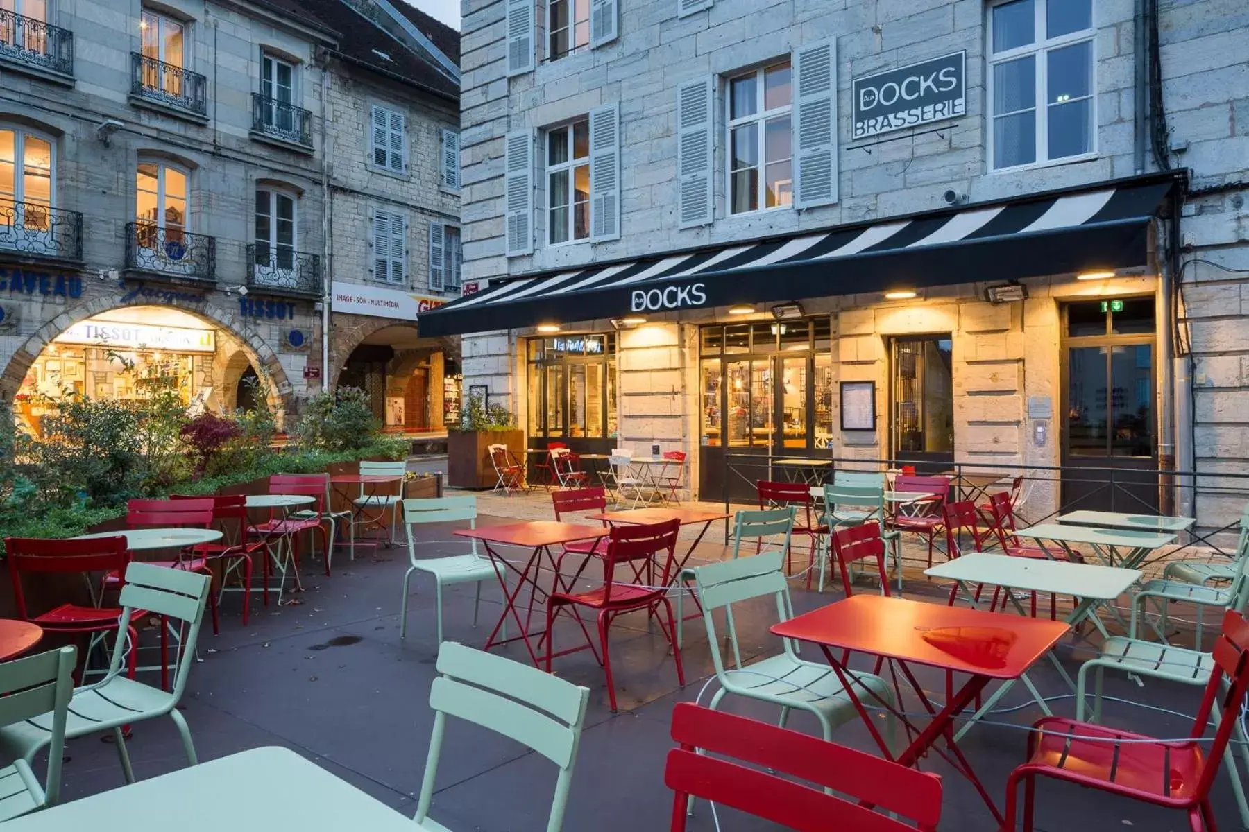 Property building, Restaurant/Places to Eat in Le Comptoir du Voyageur