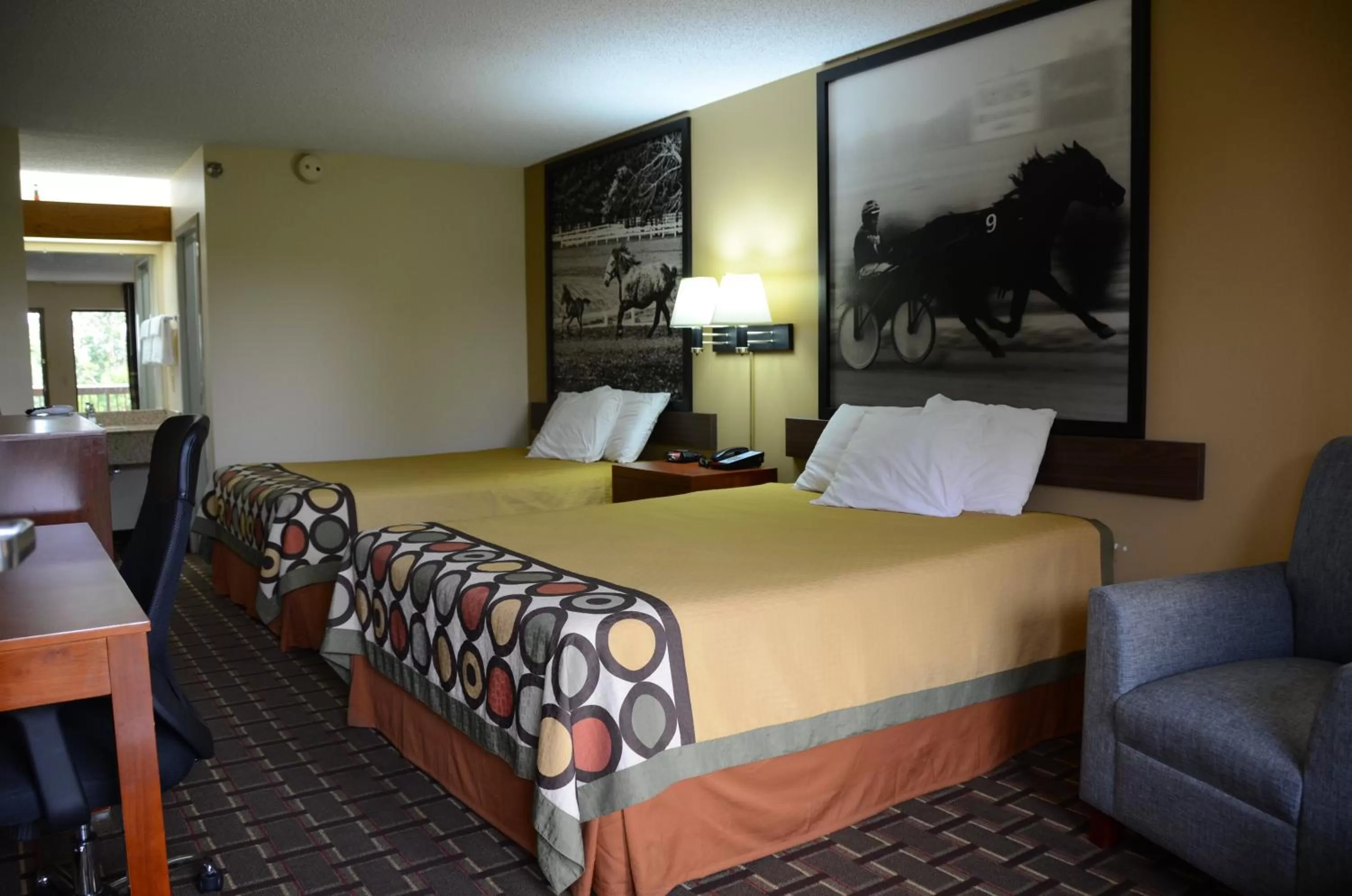 Photo of the whole room, Bed in Super 8 by Wyndham Franklin Hwy 31