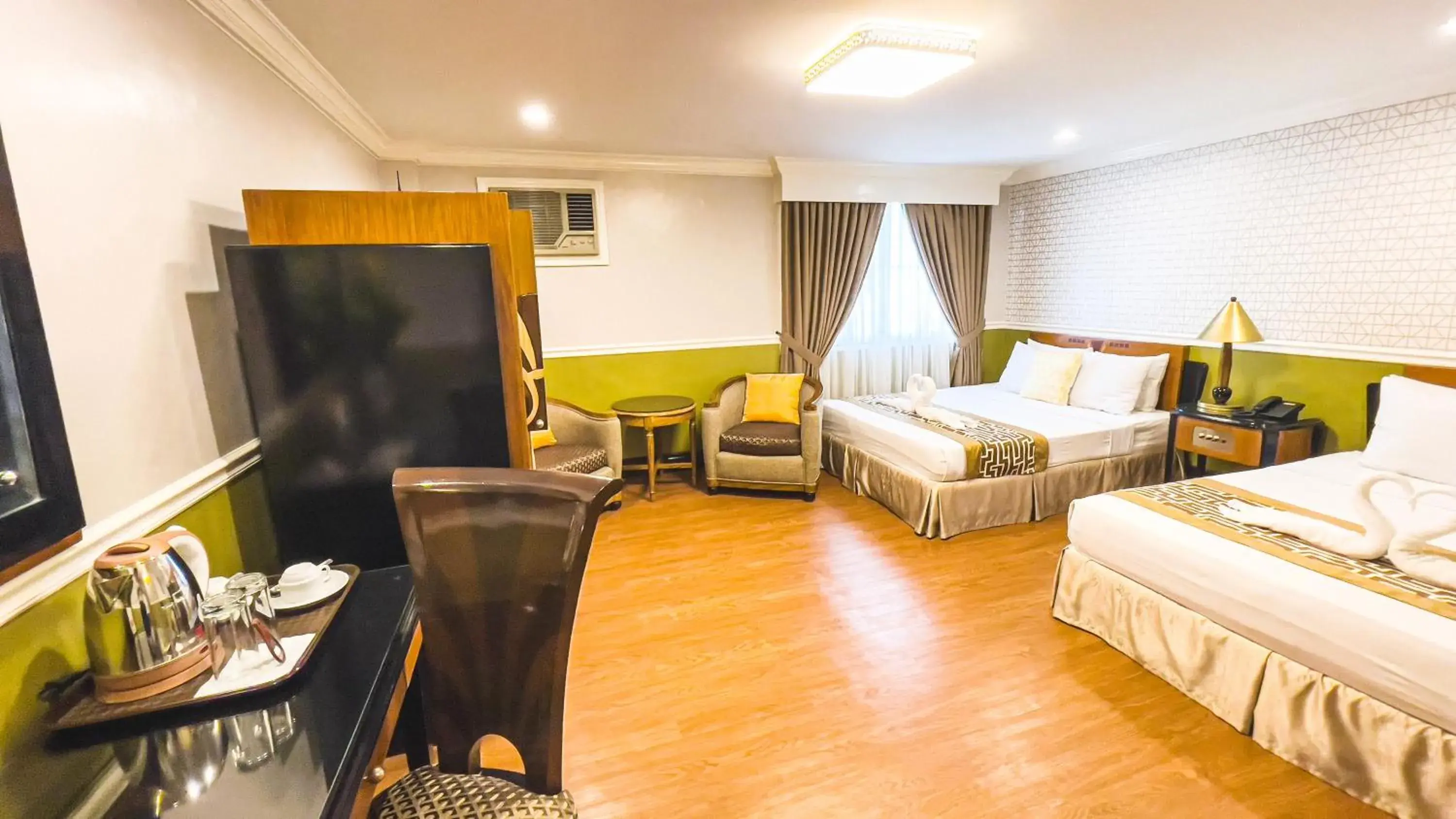 Bedroom, Seating Area in Miramar Hotel