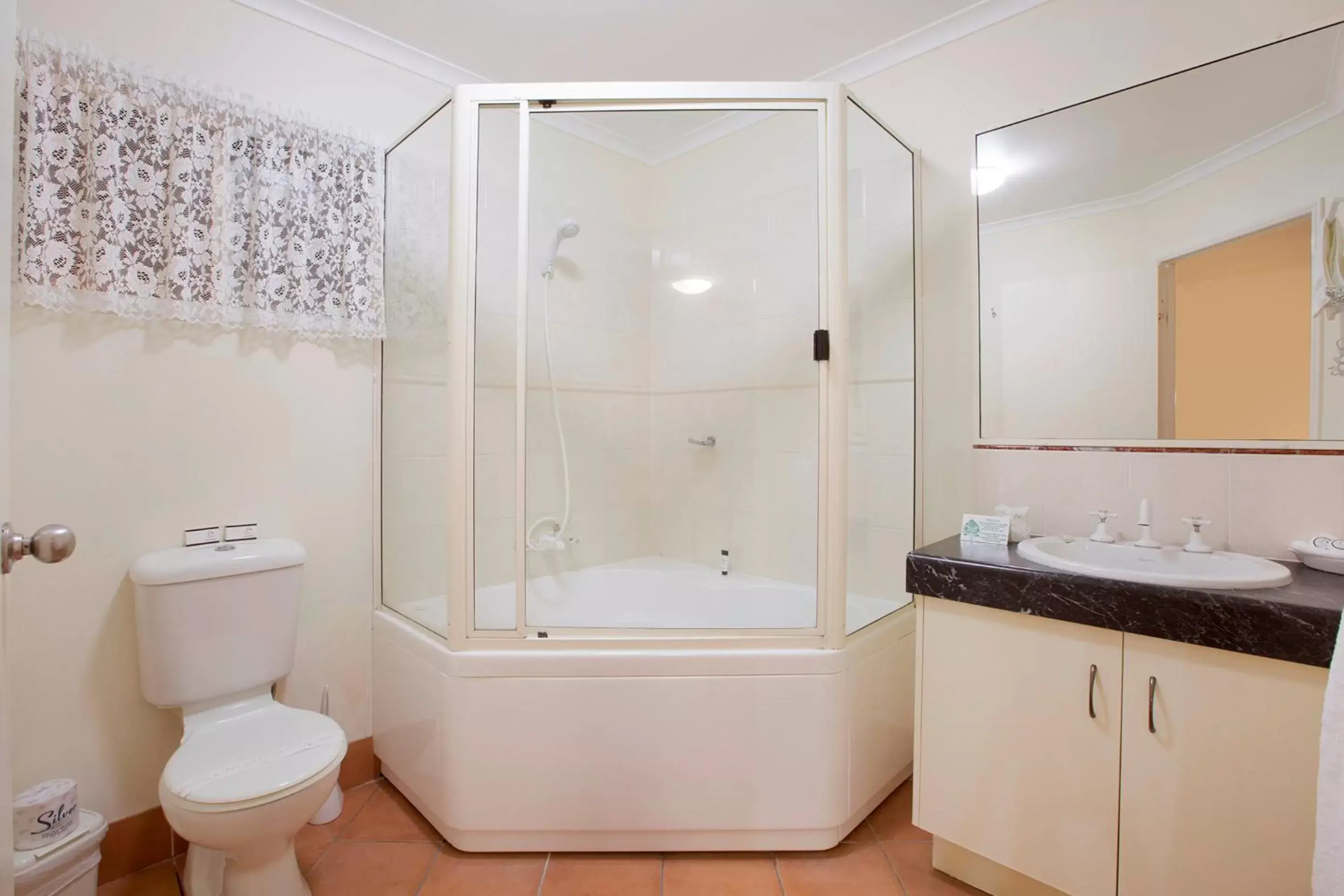 Shower, Bathroom in Glenmore Tavern