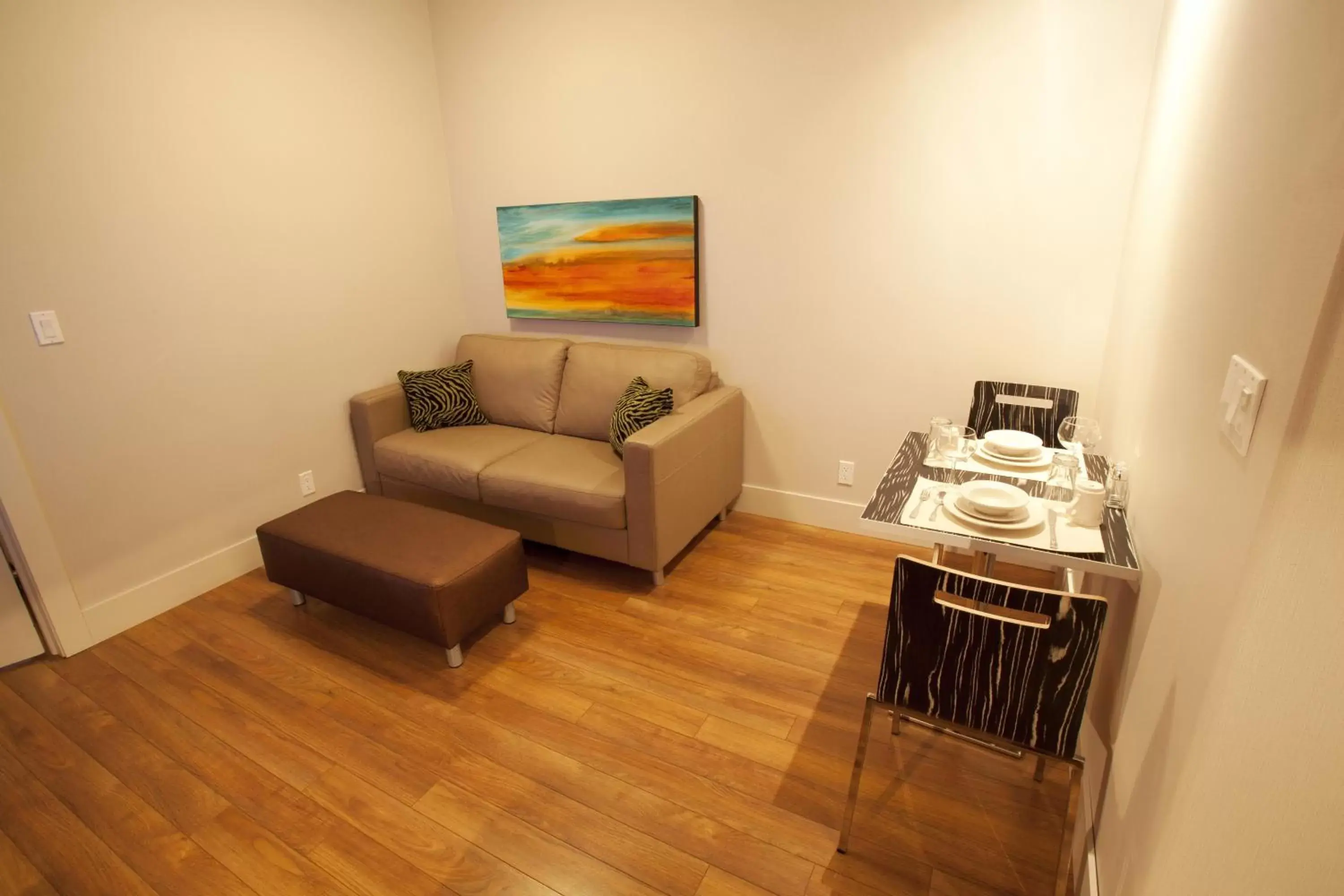 Kitchen or kitchenette, Seating Area in Baymont by Wyndham Fort McMurray