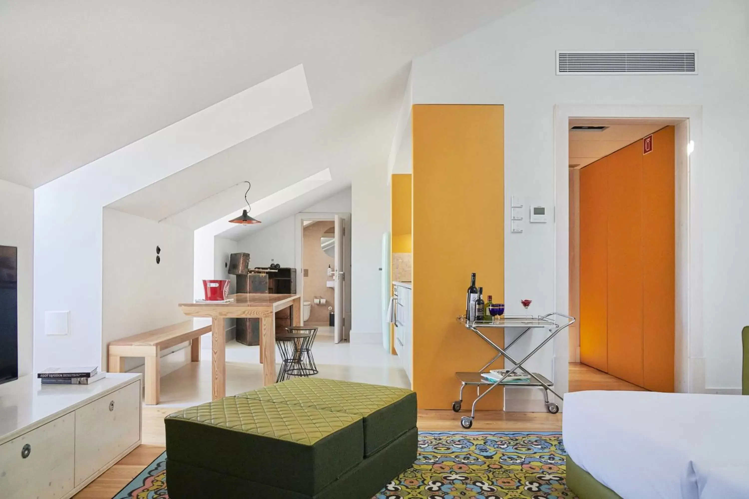 Bed, Kitchen/Kitchenette in Cais Urban Lodge