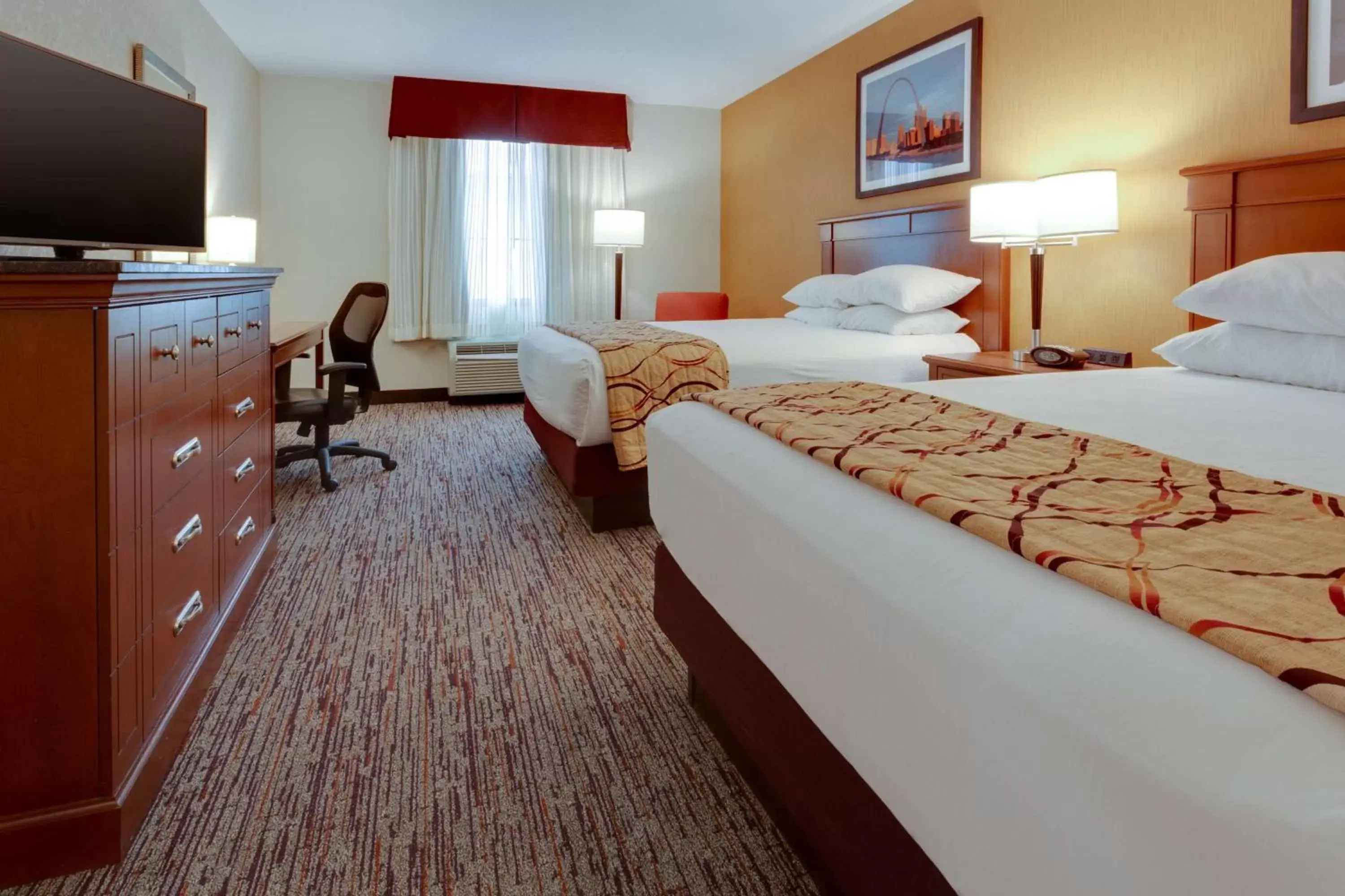 Photo of the whole room, Bed in Drury Inn & Suites St. Louis Forest Park