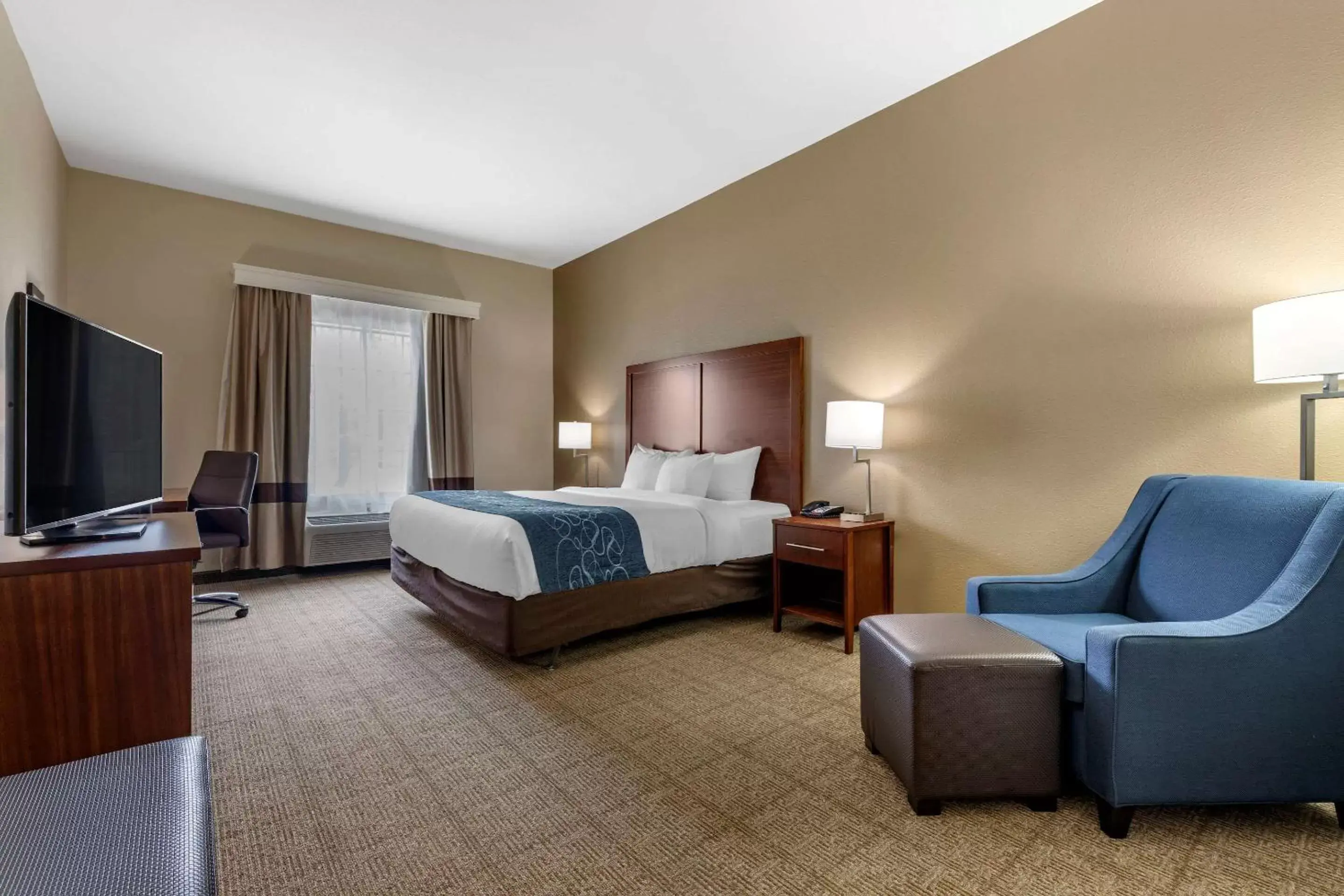 Photo of the whole room, Room Photo in Comfort Inn & Suites Paris