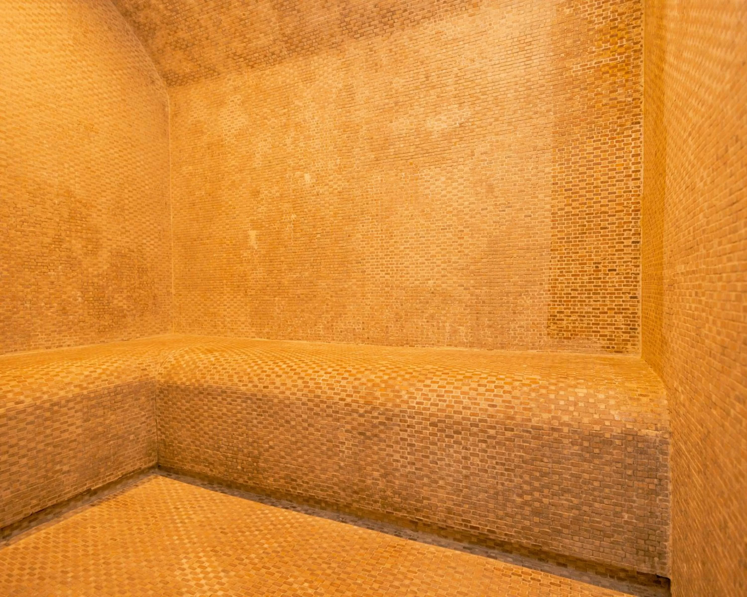 Sauna in "Rush Hotel"