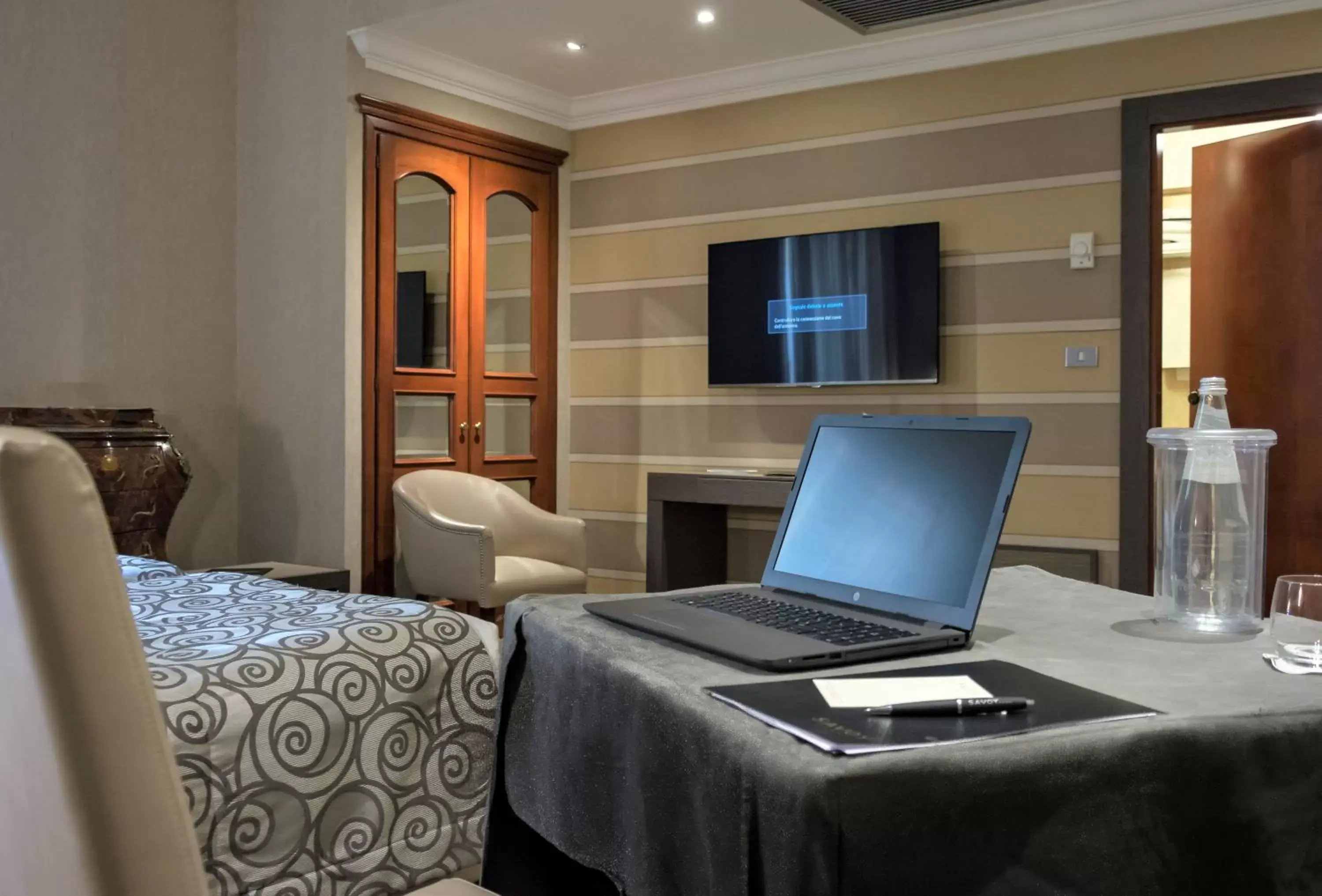 TV and multimedia, TV/Entertainment Center in Hotel Savoy