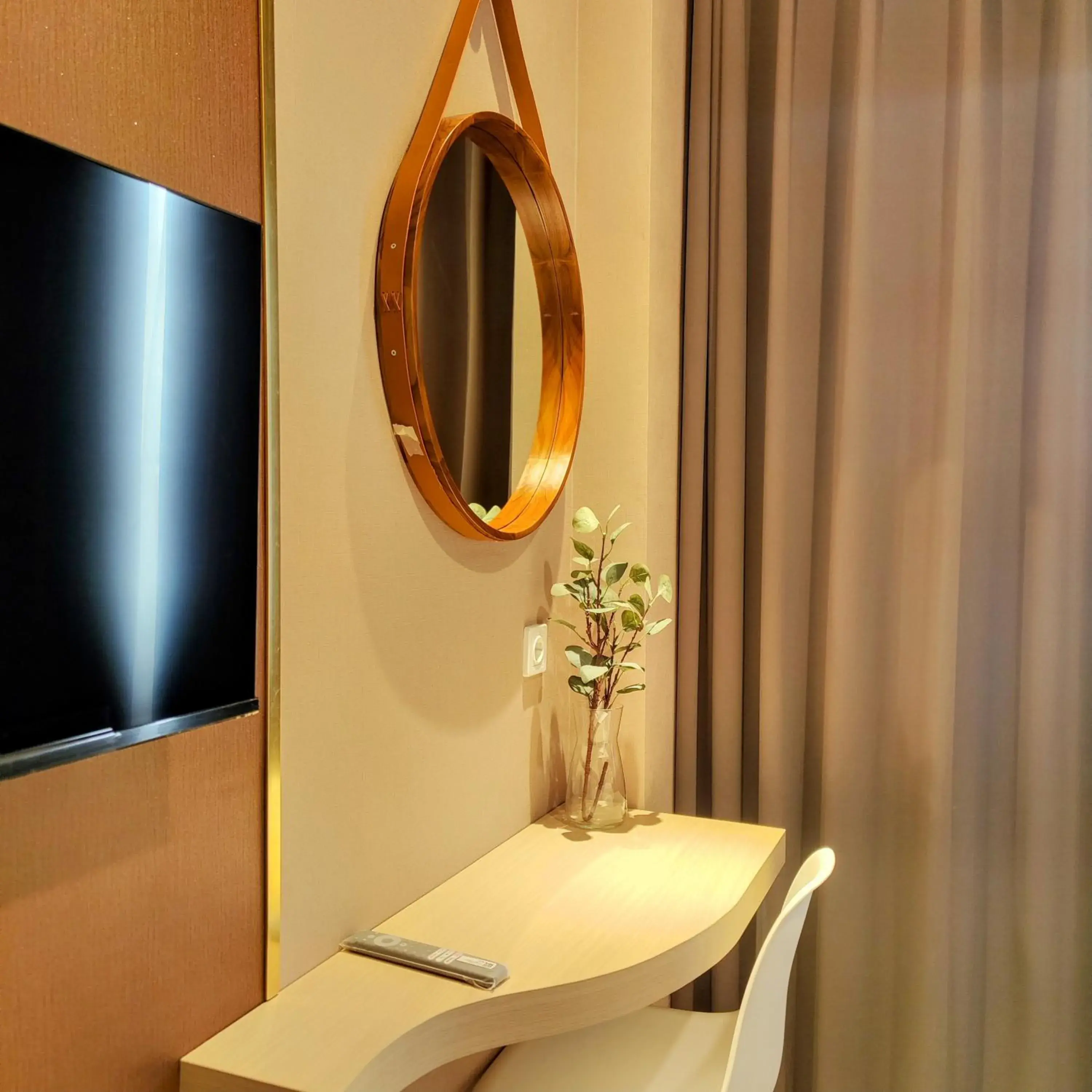 Seating area, TV/Entertainment Center in The Mango Suites by Flat06