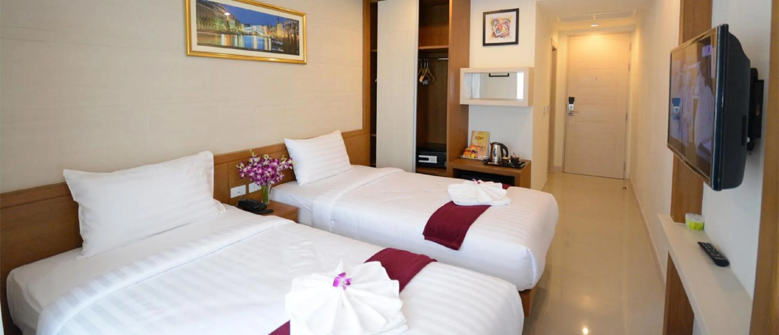 Bedroom in The Patong Center Hotel
