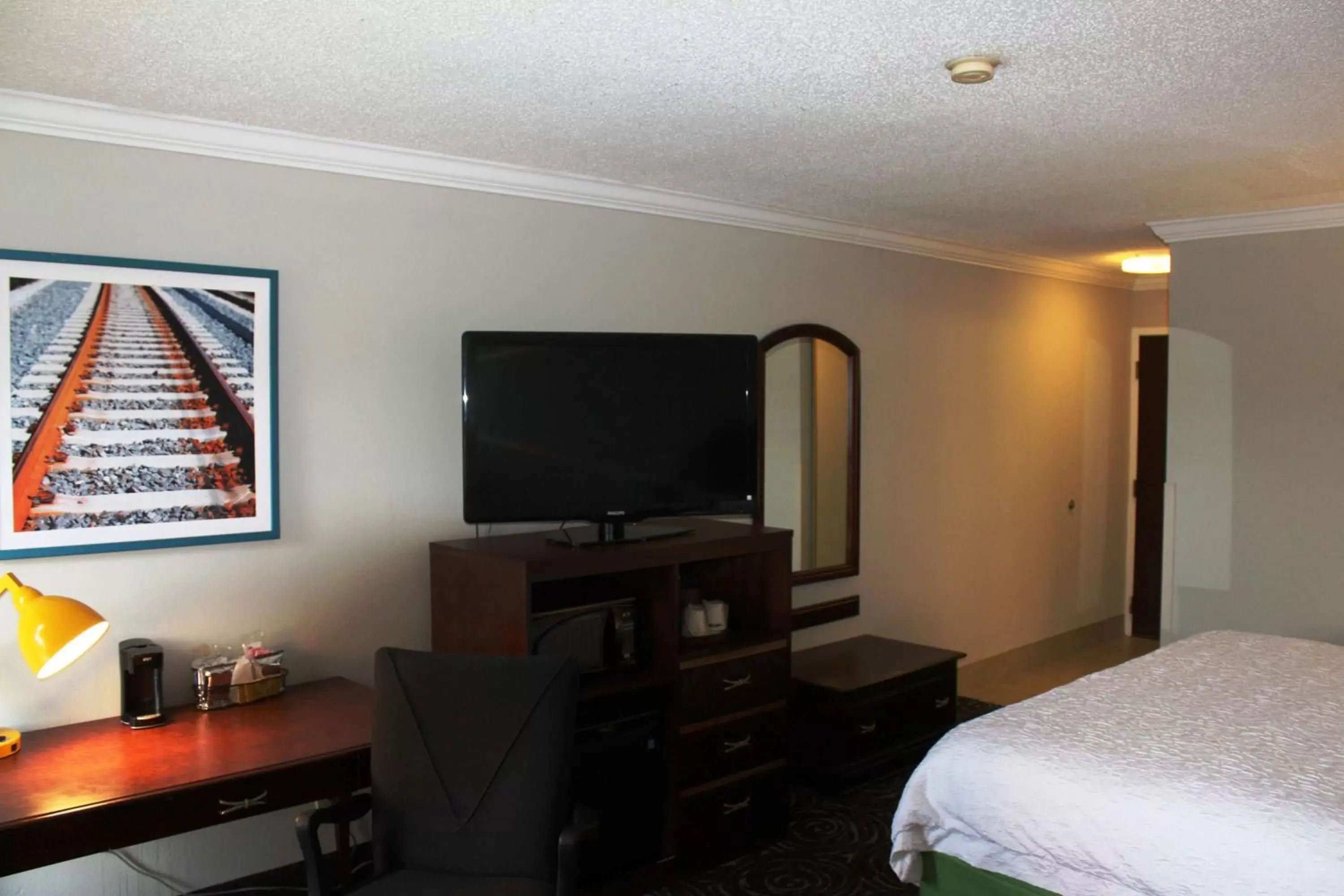 Bedroom, TV/Entertainment Center in Hampton Inn Perry