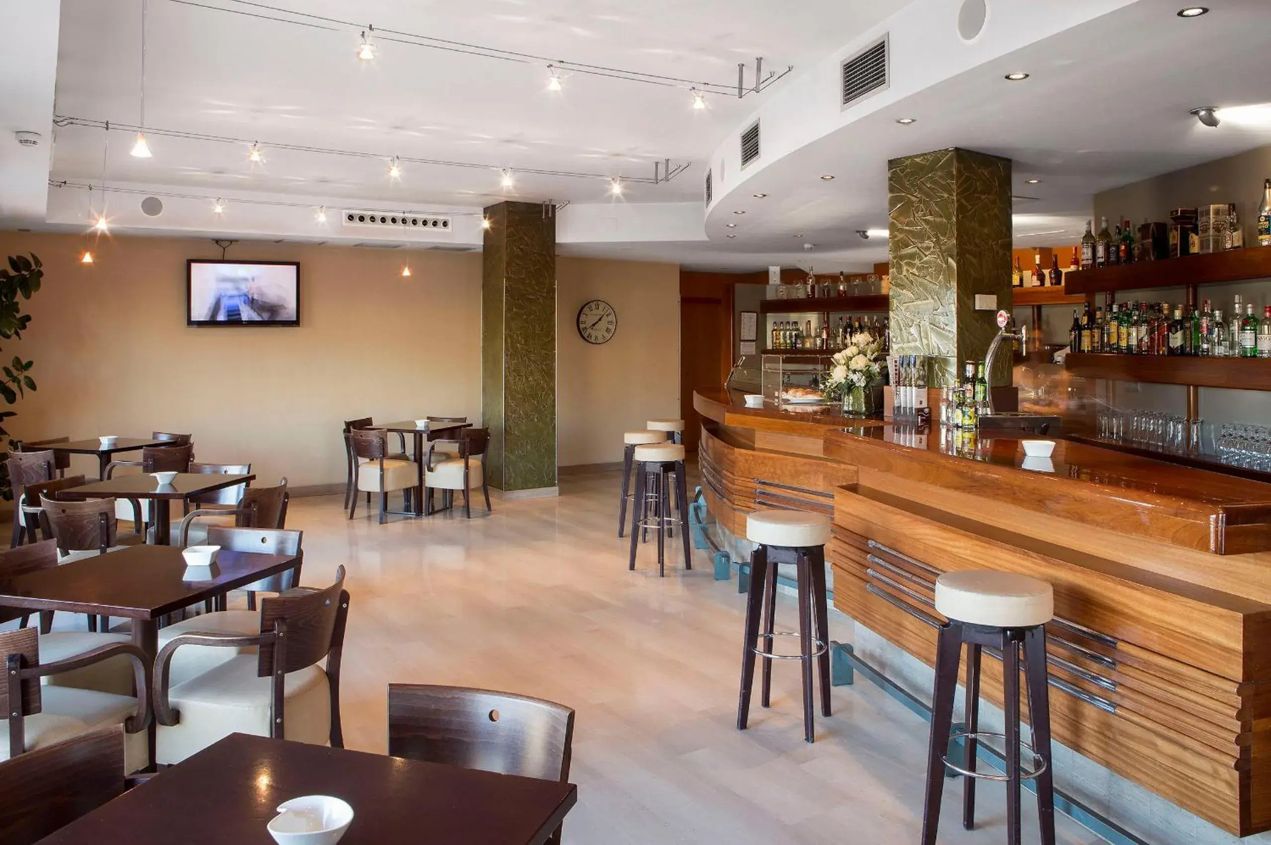 Lounge or bar, Restaurant/Places to Eat in Hotel Torre de Sila