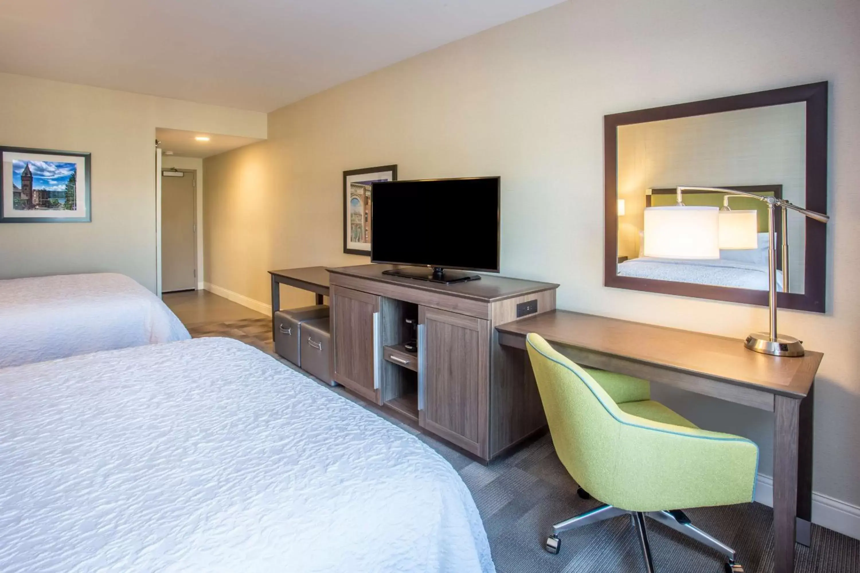 Bed, TV/Entertainment Center in Hampton Inn & Suites Yonkers - Westchester