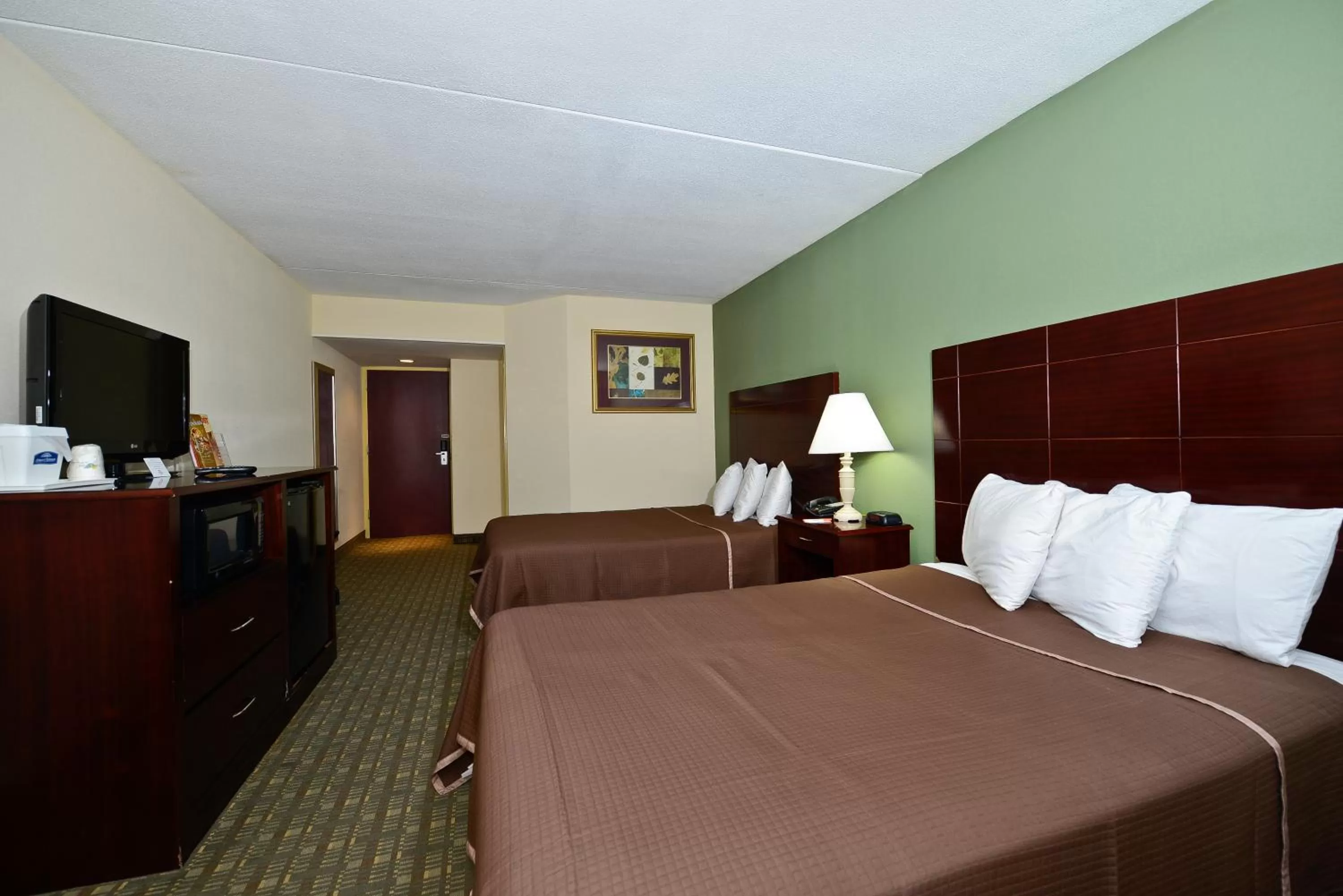 Bed in Howard Johnson by Wyndham Newark Airport