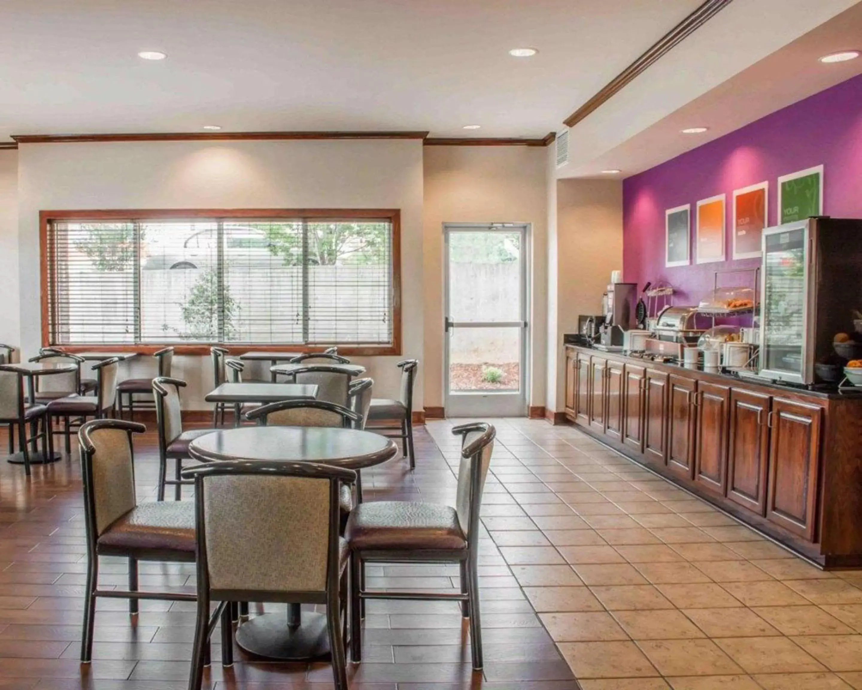 Restaurant/Places to Eat in Comfort Suites Huntsville Research Park Area