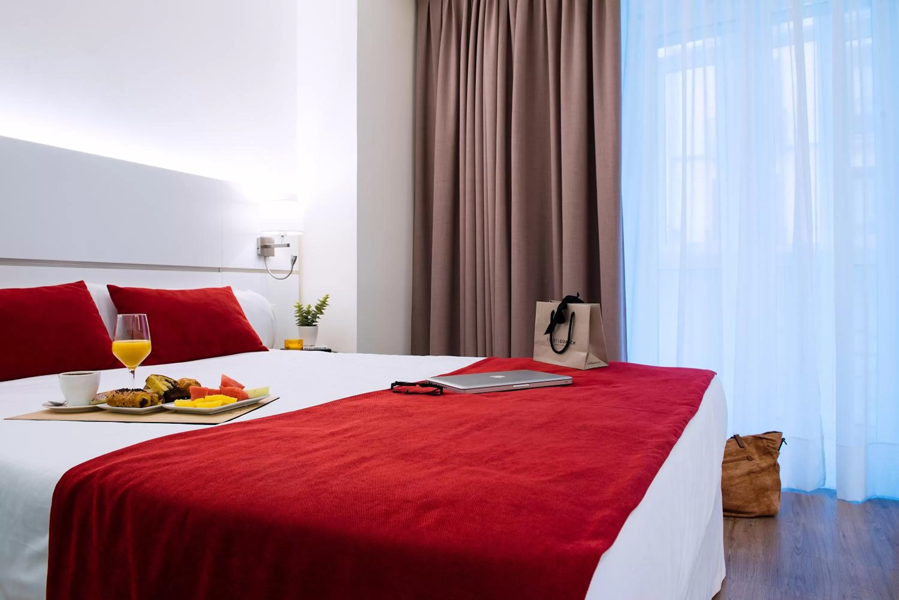 Balcony/Terrace, Bed in Hotel Pompaelo Plaza del Ayuntamiento & Spa